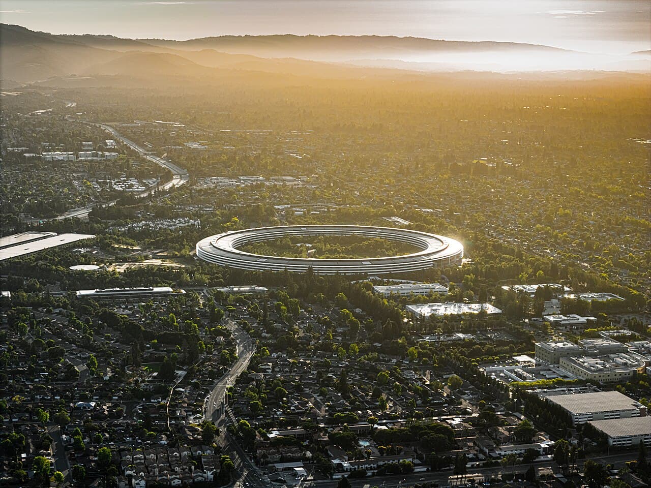 Vista aérea do Apple Park ao pôr do sol, Cupertino