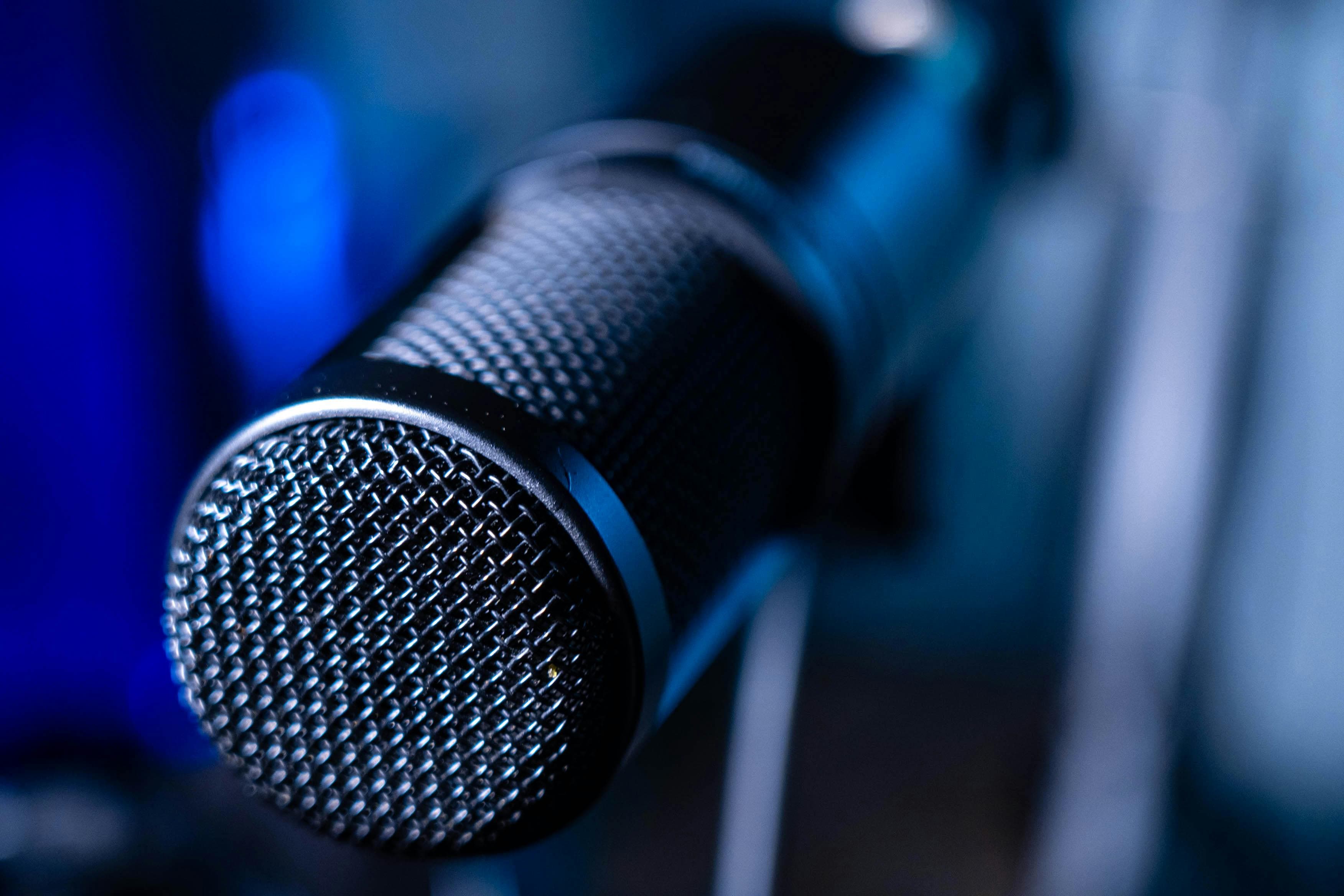 Close do microfone em estúdio, simbolizando captação de voz com alta fidelidade