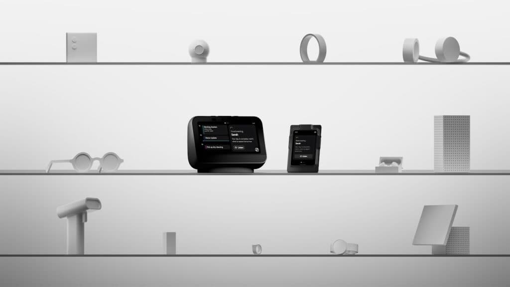 Conceitos de dispositivos Project Solara exibidos em prateleiras minimalistas