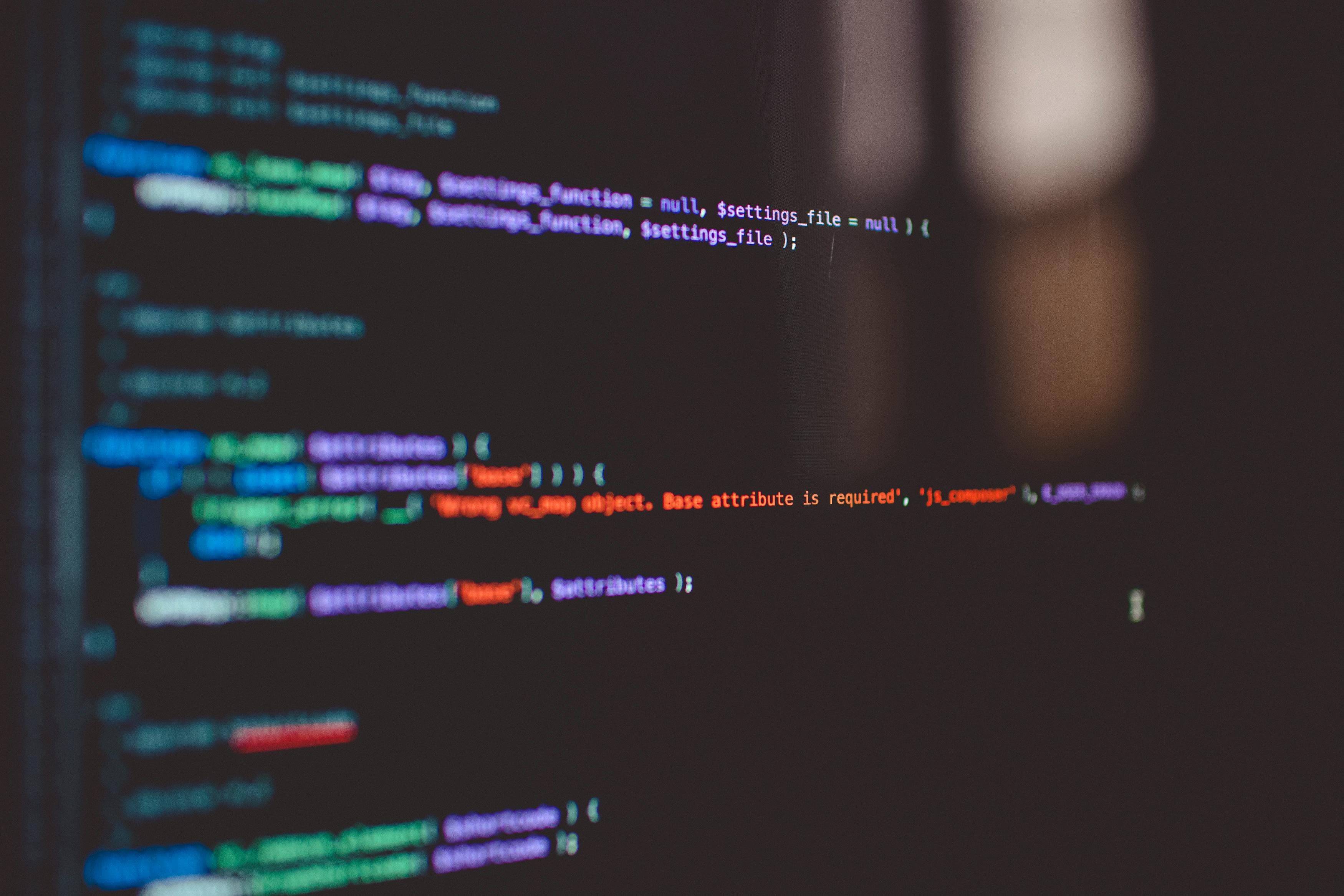 Tela com código colorido representando desenvolvimento em Swift e IA