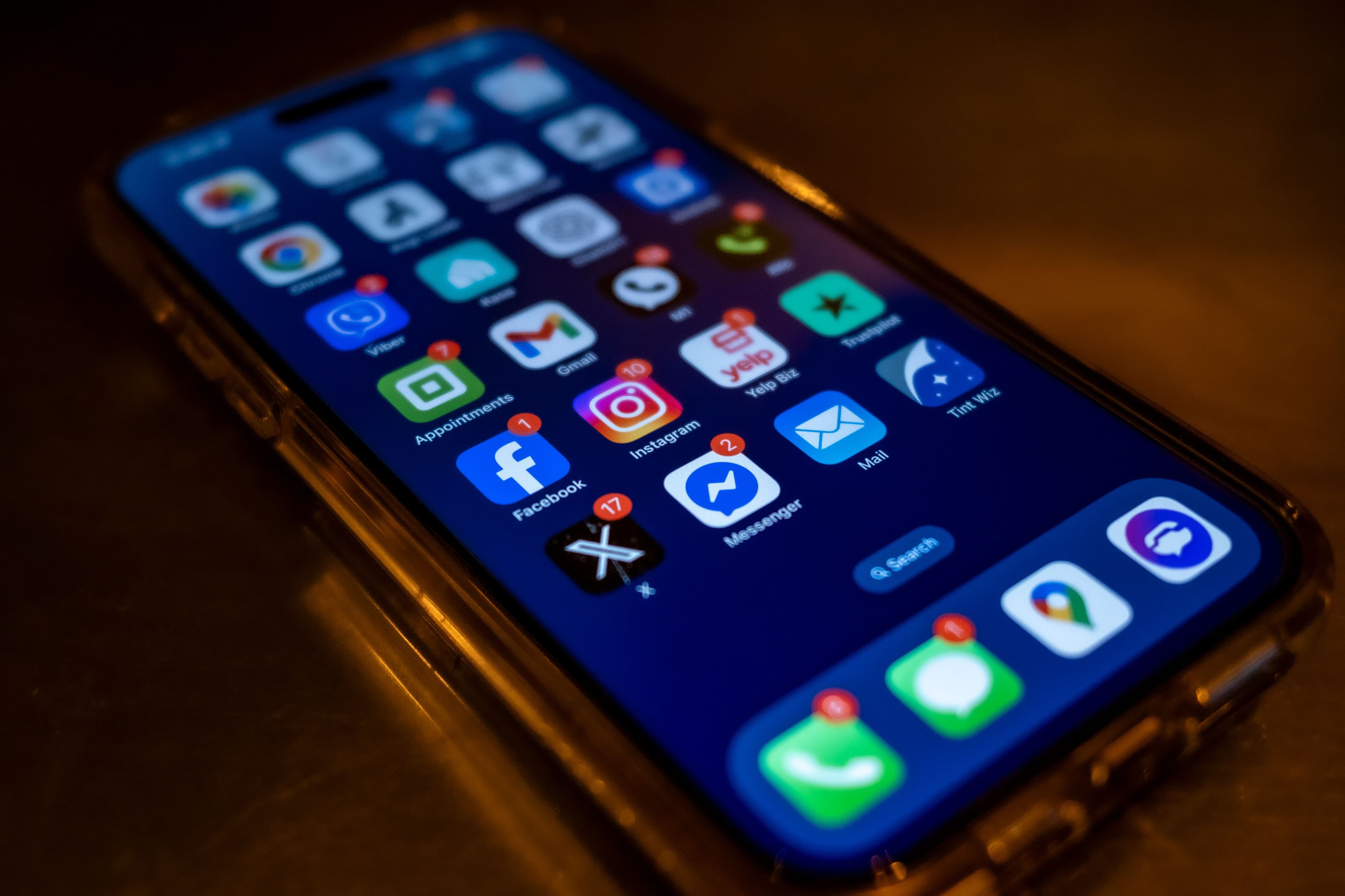 Smartphone mostrando ícones de redes sociais, incluindo Facebook e Messenger