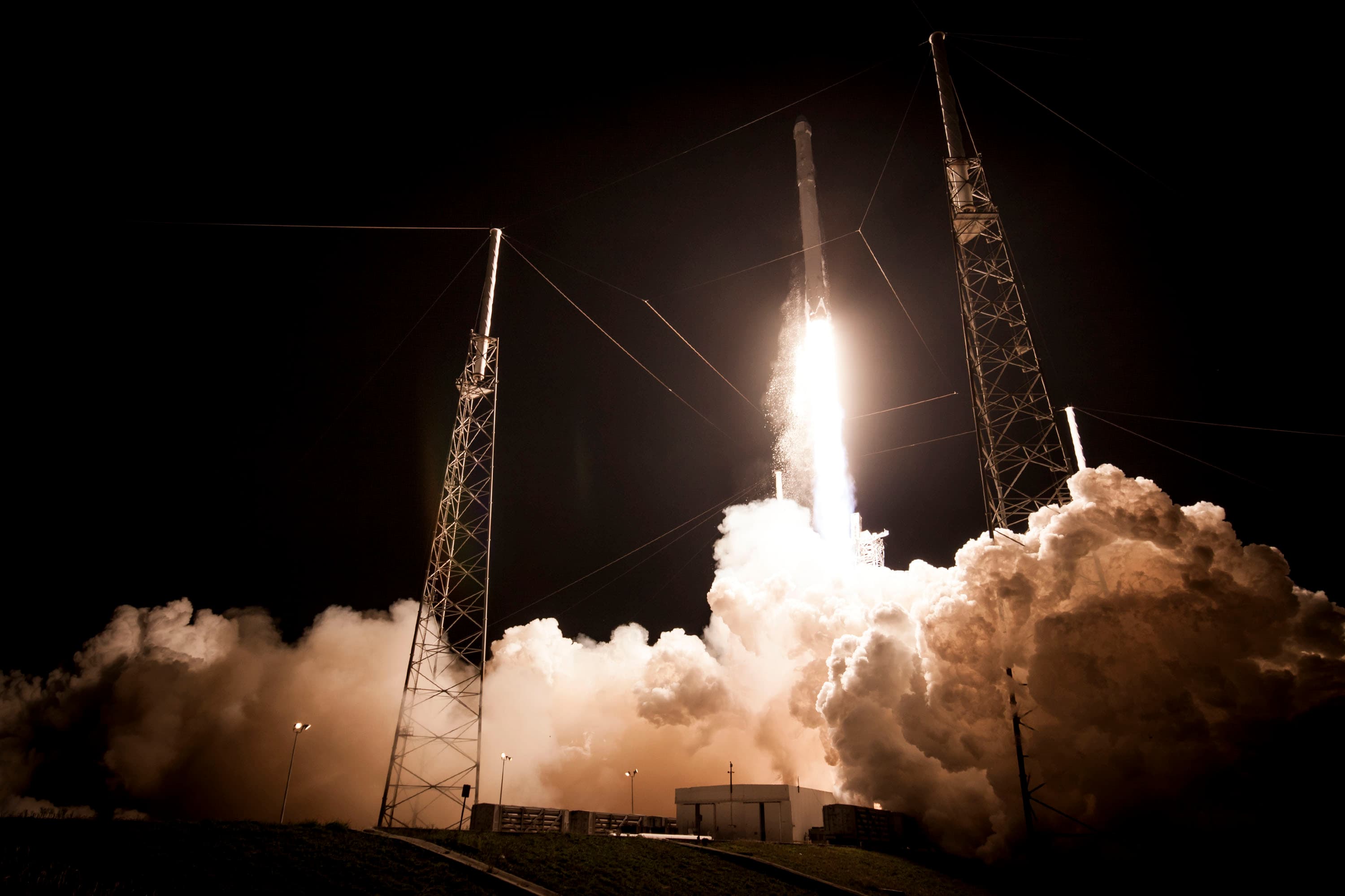 Lançamento do Falcon 9 registrado oficialmente, foguete da SpaceX em ascensão sob céu noturno
