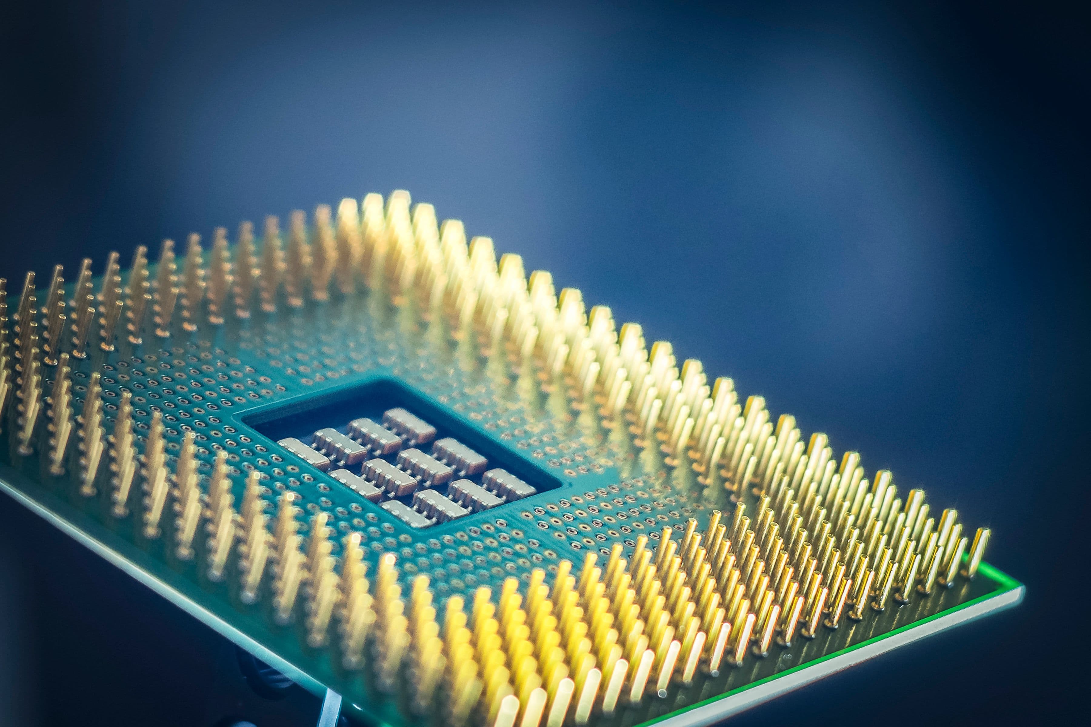 Macro de chip eletrônico representando hardware de IA