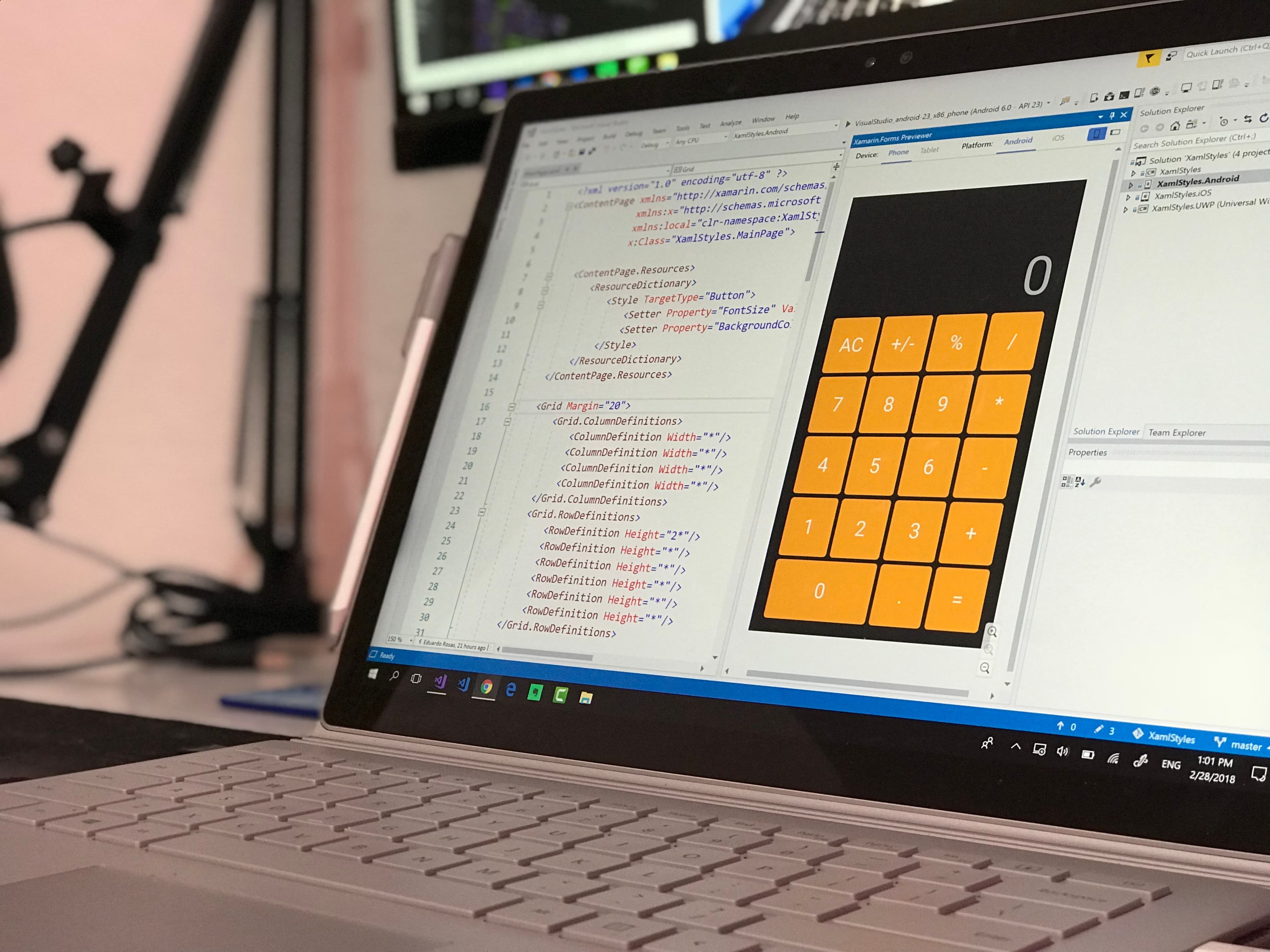 Laptop exibindo interface e código, simbolizando integração entre design e desenvolvimento no Figma