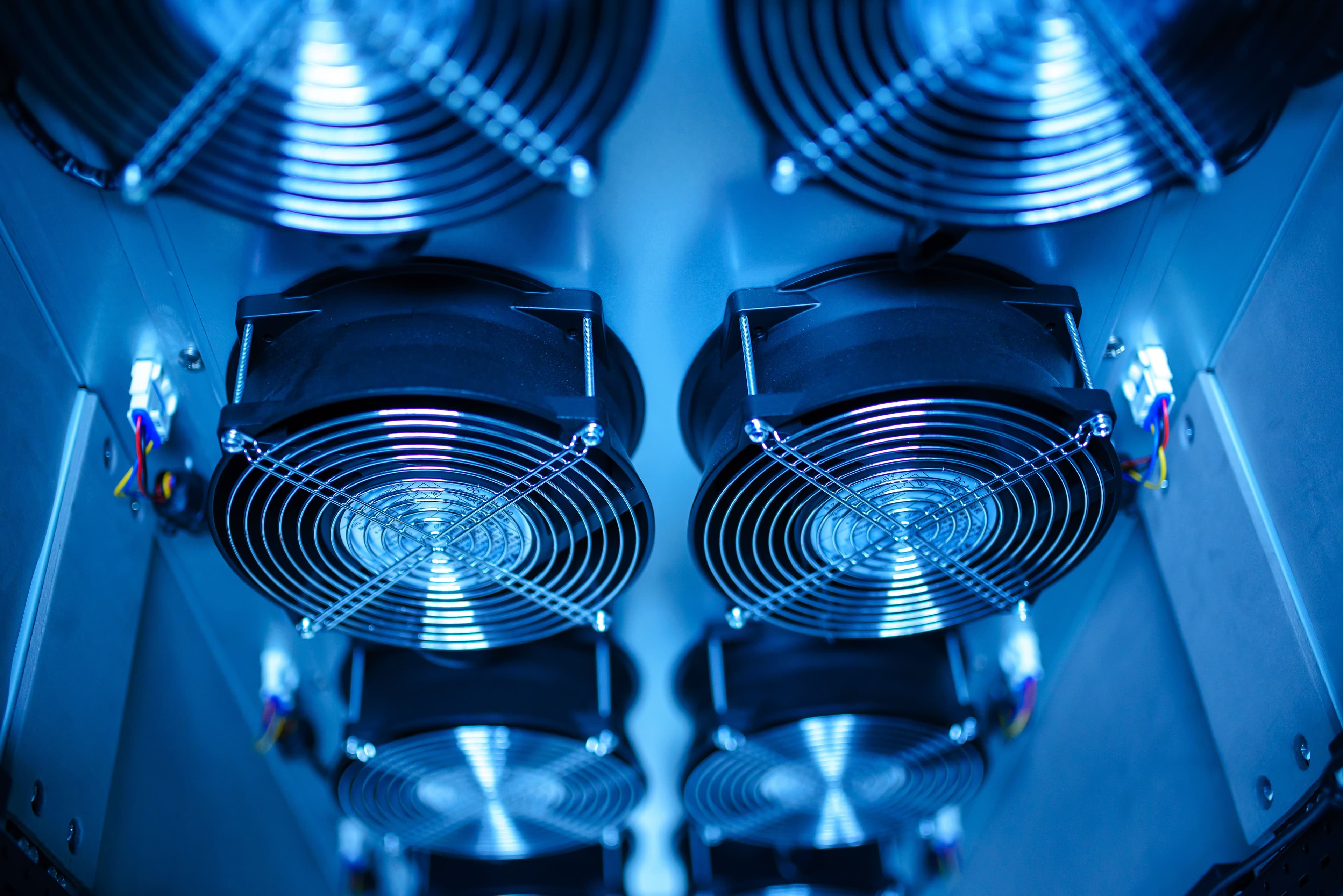 Ventoinhas de servidores em data center com iluminação azul