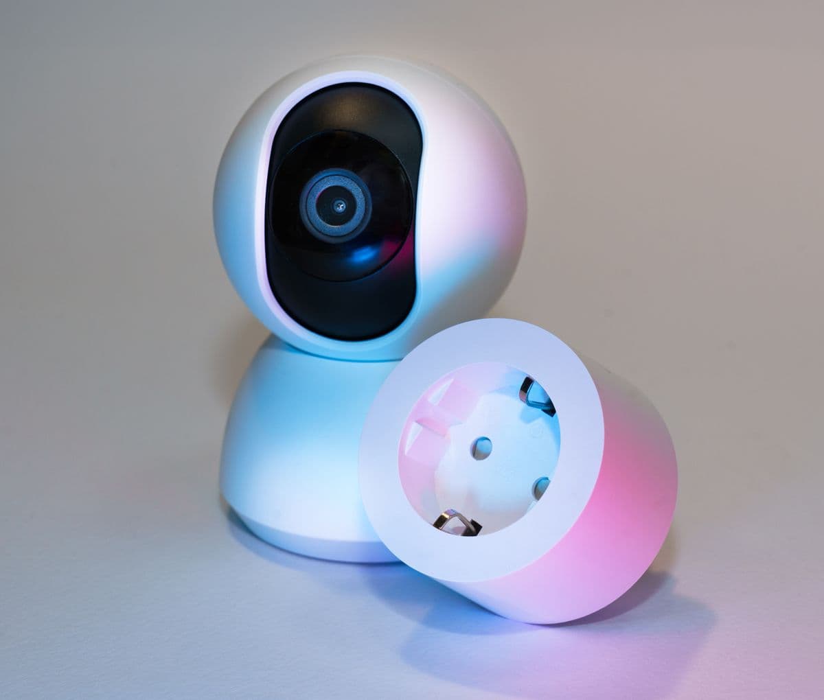 Câmera inteligente doméstica iluminada em cores, representando smart home