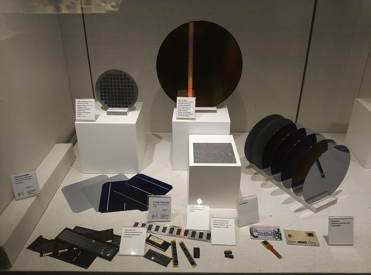 Silicon wafers em exposição, representando validação e fabricação de semicondutores