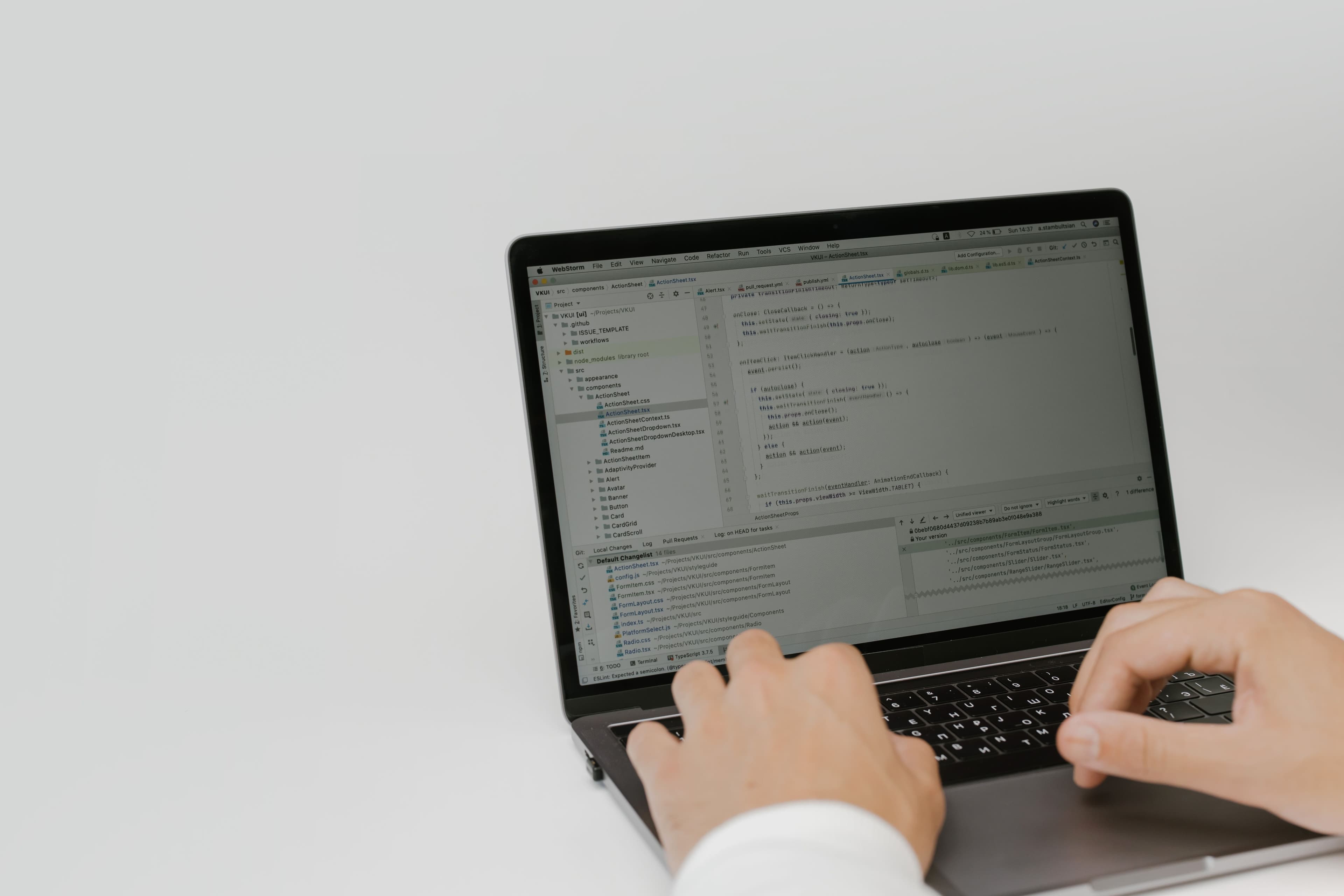 Mãos usando laptop com editor de código aberto no navegador integrado