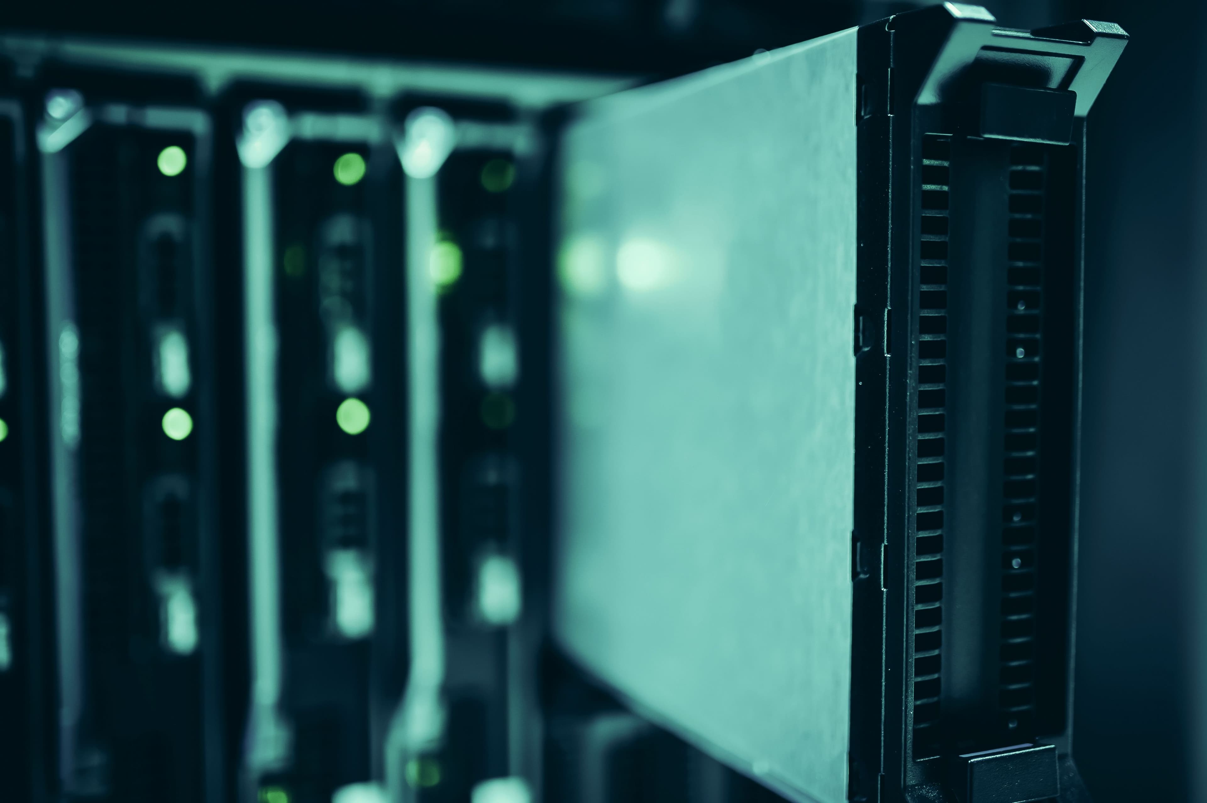 Close-up de servidor em rack de data center com iluminação verde