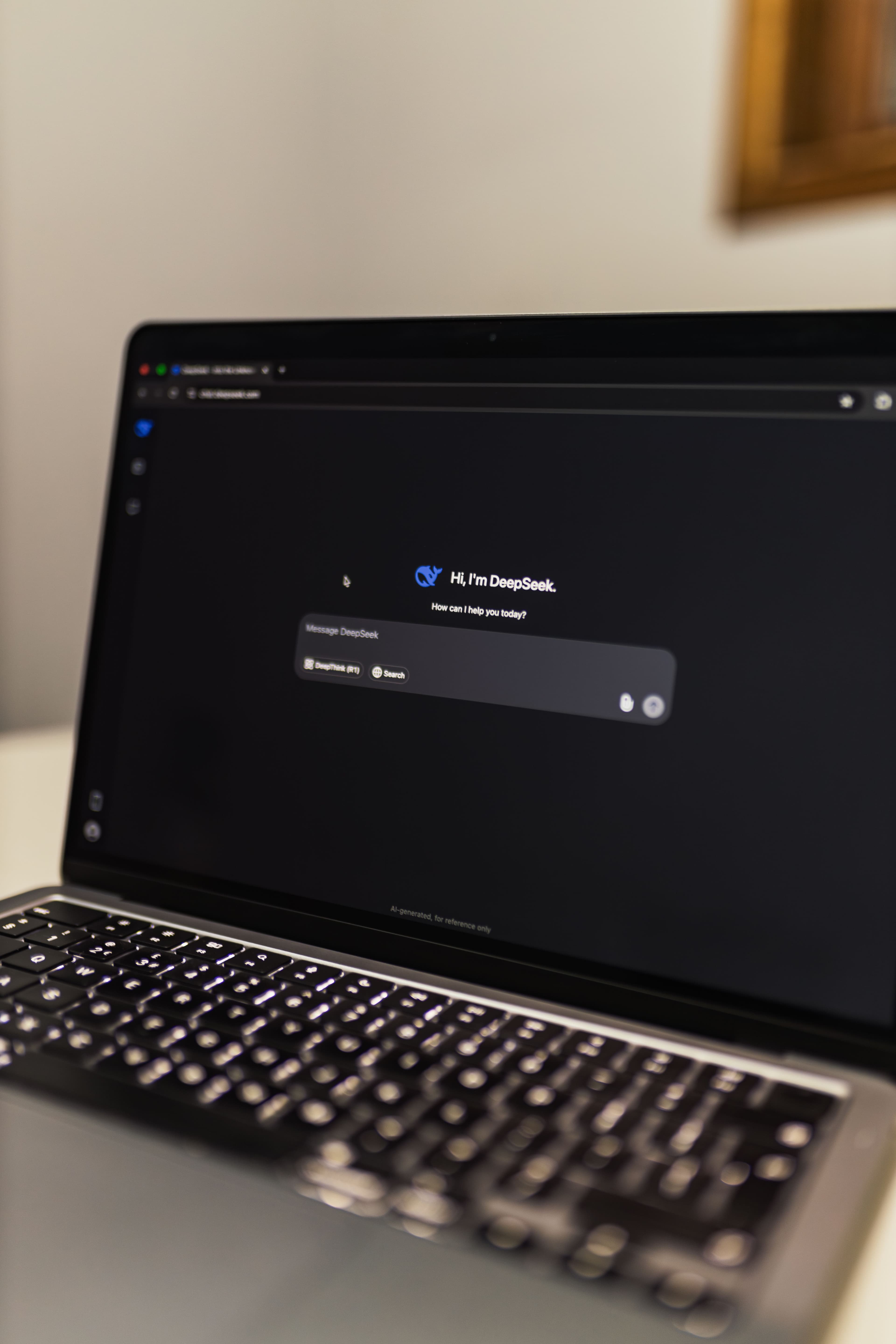 Laptop exibindo interface de IA em modo escuro