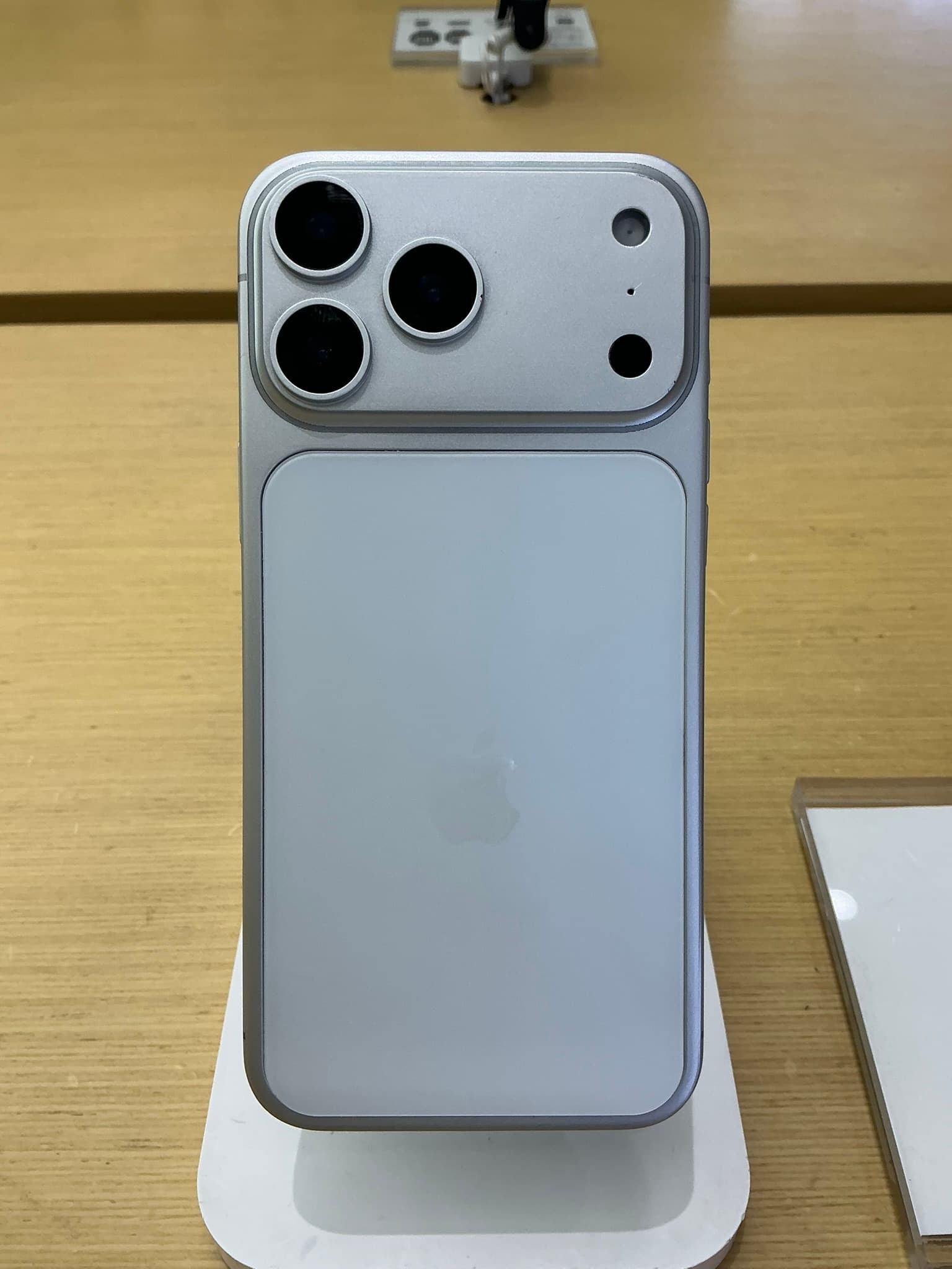 iPhone 17 Pro Max em exposição, usado como referência para execução móvel do Bonsai 27B
