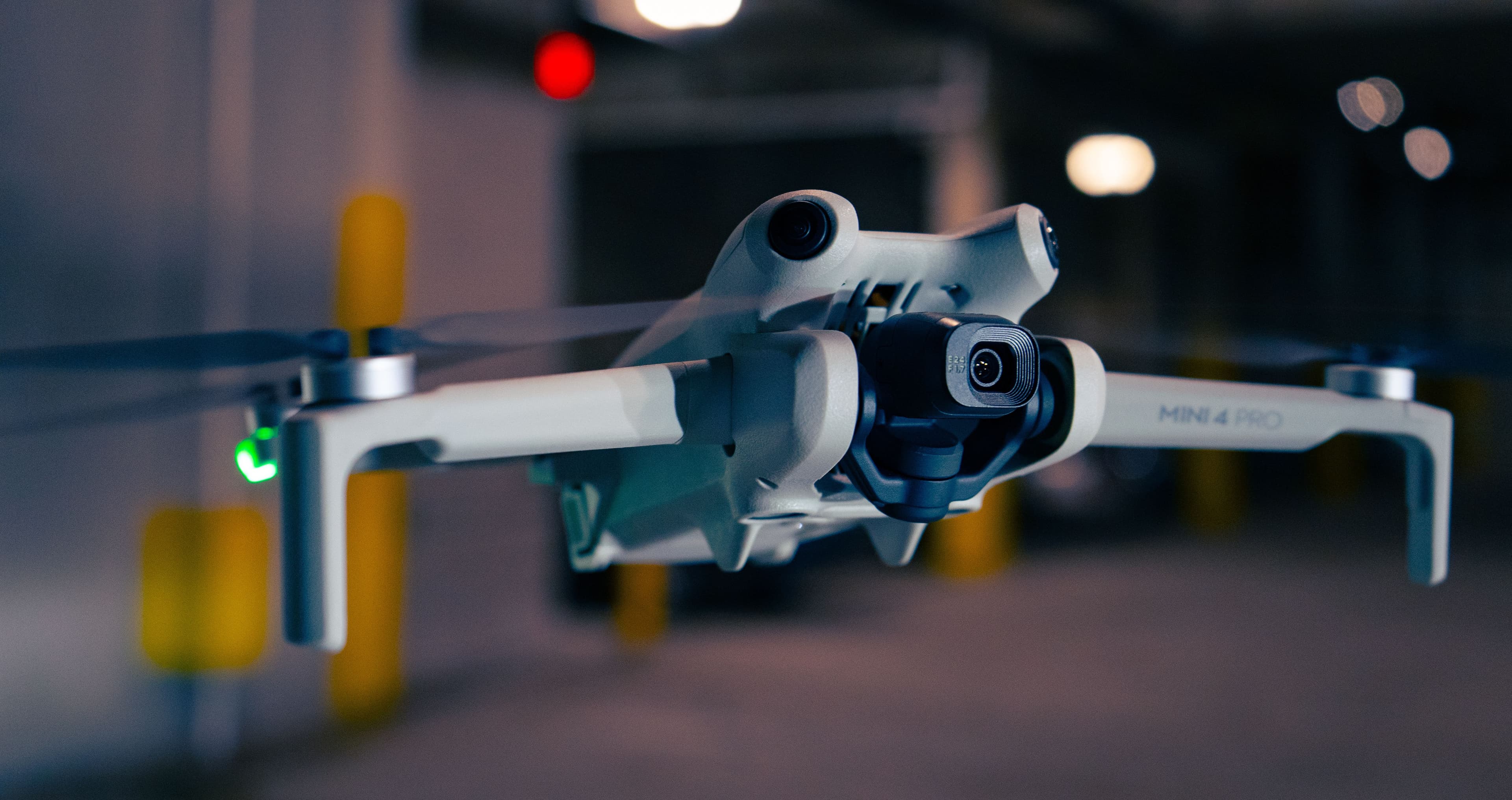 Close-up de drone voando em ambiente interno, câmera e gimbal em destaque