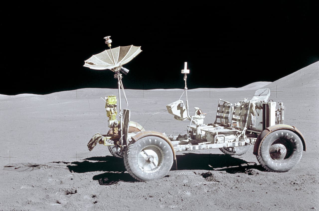 Rover lunar Apollo 15 no terreno da Lua, referência histórica