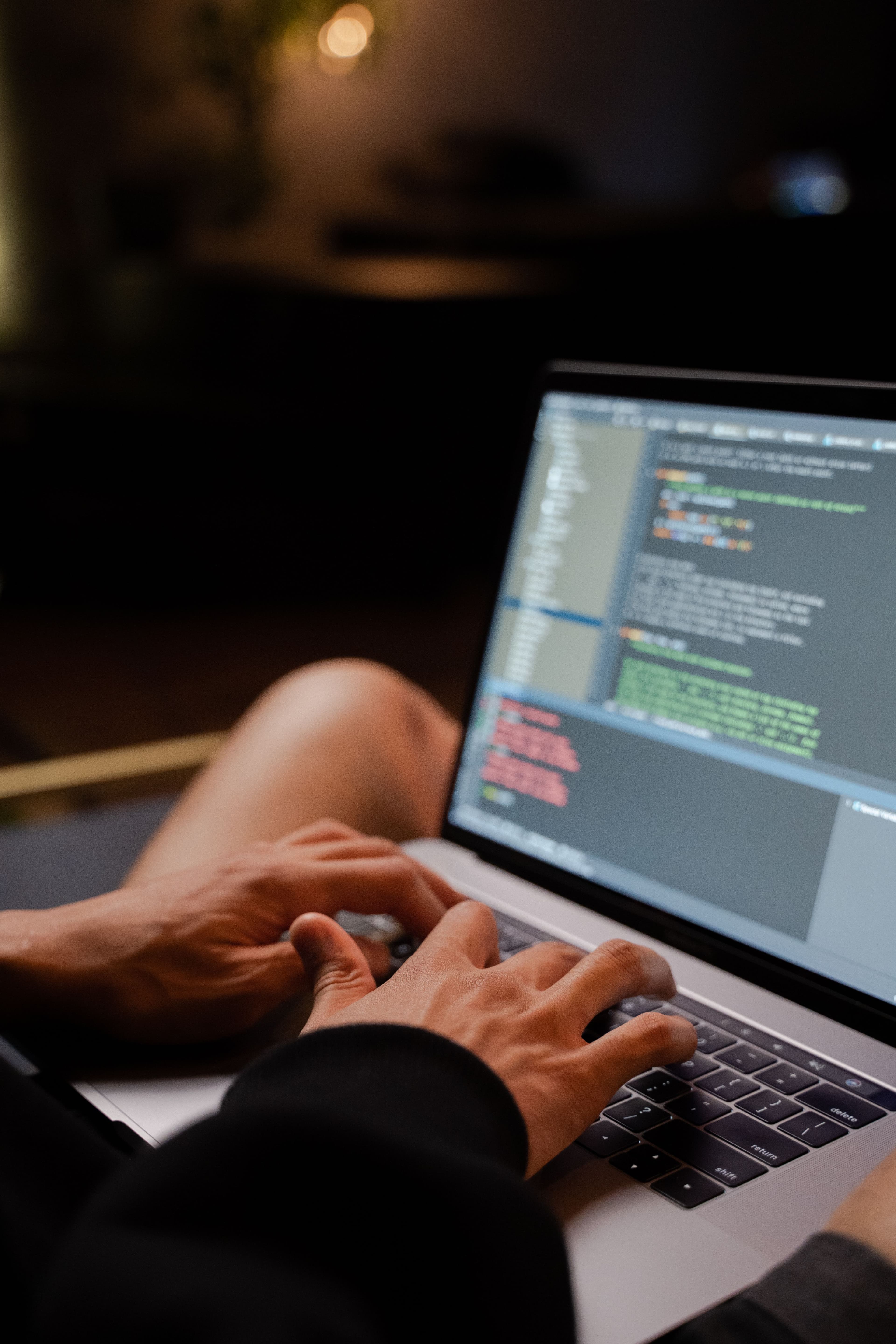 Mãos digitando código em um laptop, representando IA e desenvolvimento