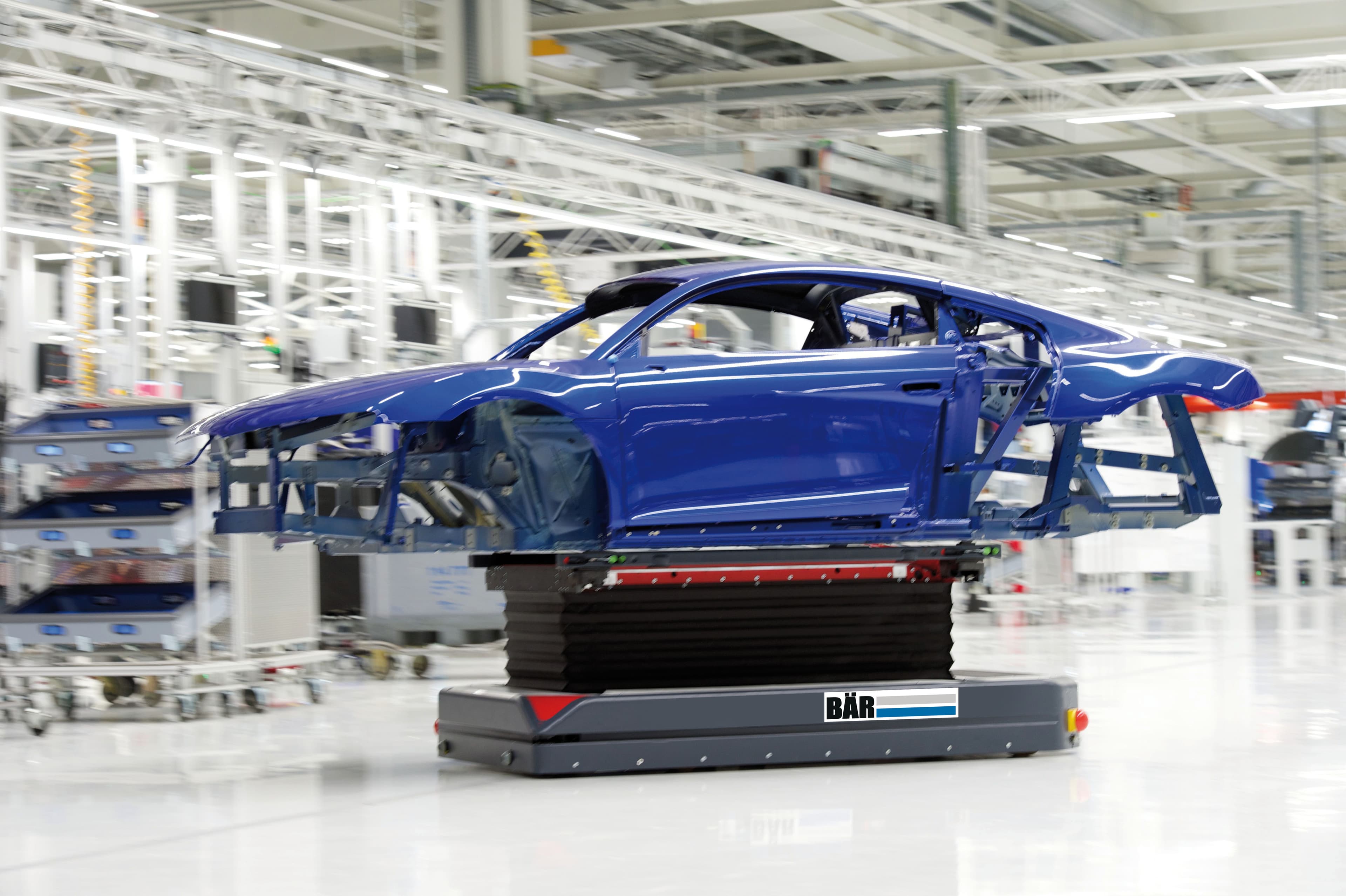 AGV elevando carroceria do Audi R8 em área de montagem