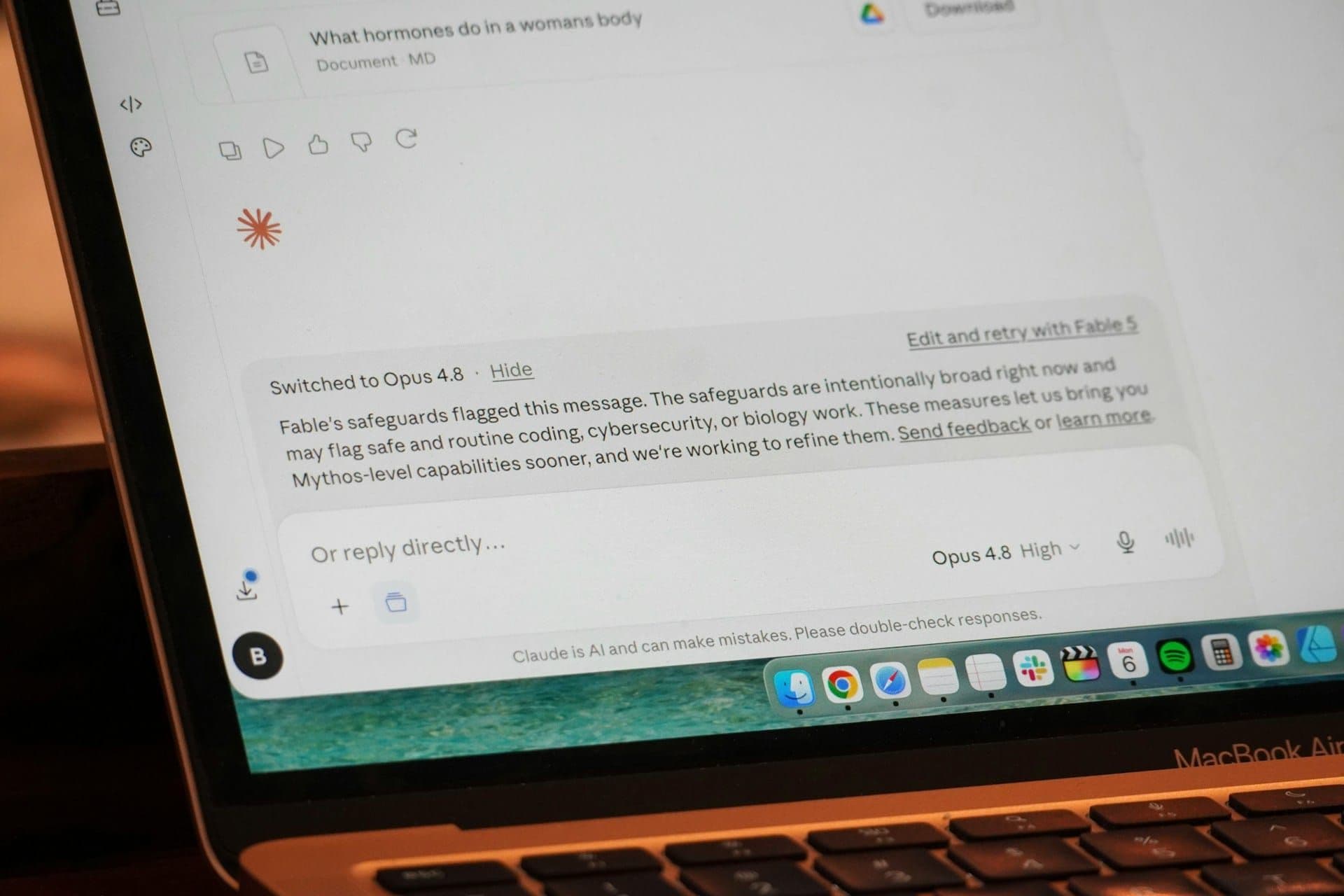 Notebook exibindo interface de chatbot de IA, close no teclado e na tela