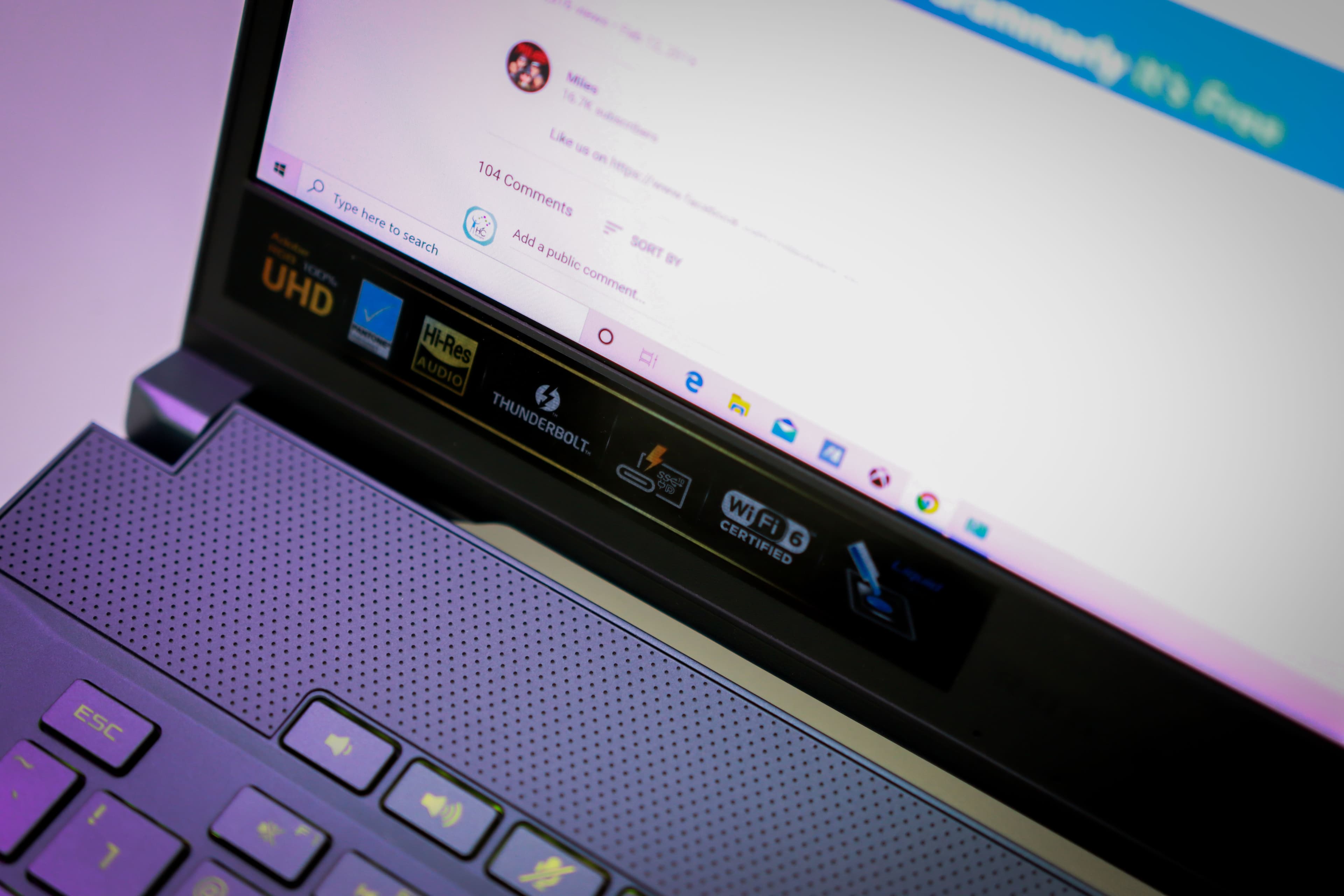 Close-up de laptop com IDE aberta e teclado em destaque