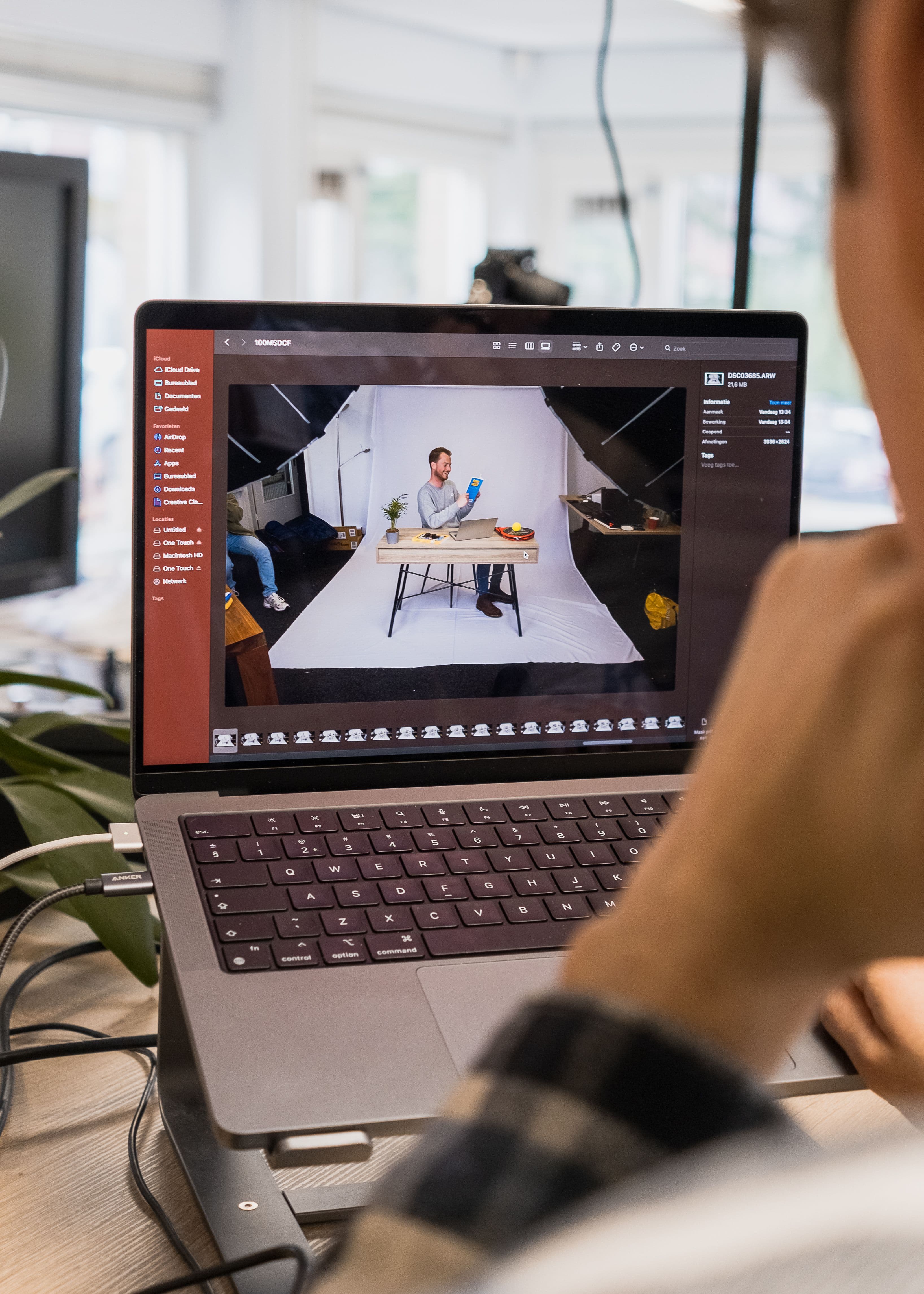 Laptop com software de edição de vídeo aberto, representando criação de vídeos com IA