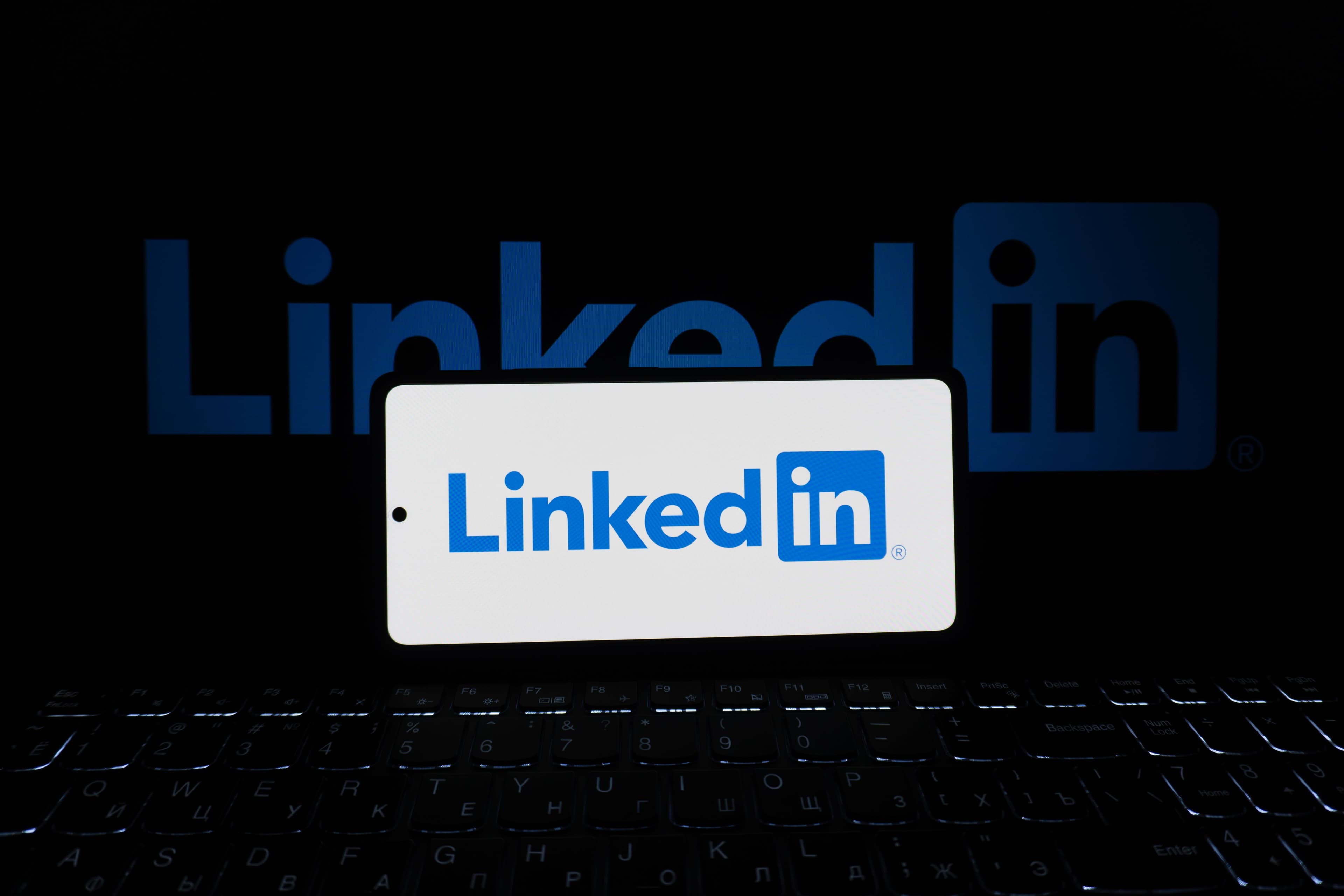 Logo do LinkedIn exibido na tela de um smartphone sobre um teclado