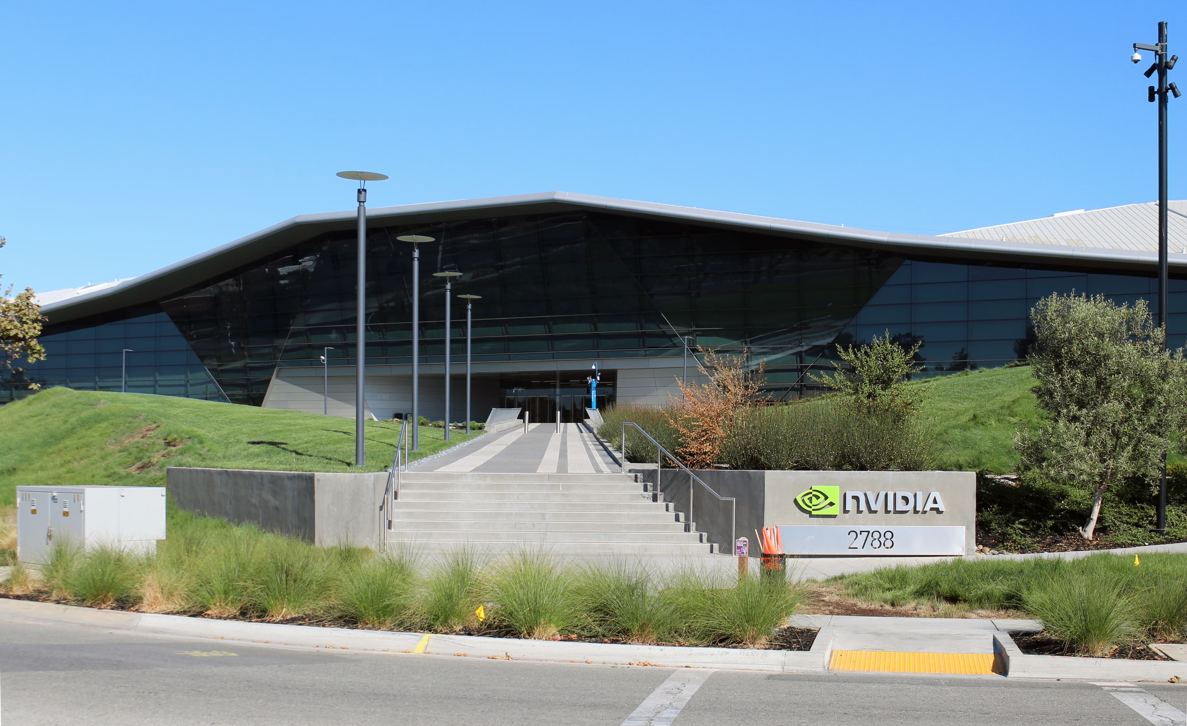 Fachada envidraçada da sede da Nvidia em Santa Clara sob céu azul