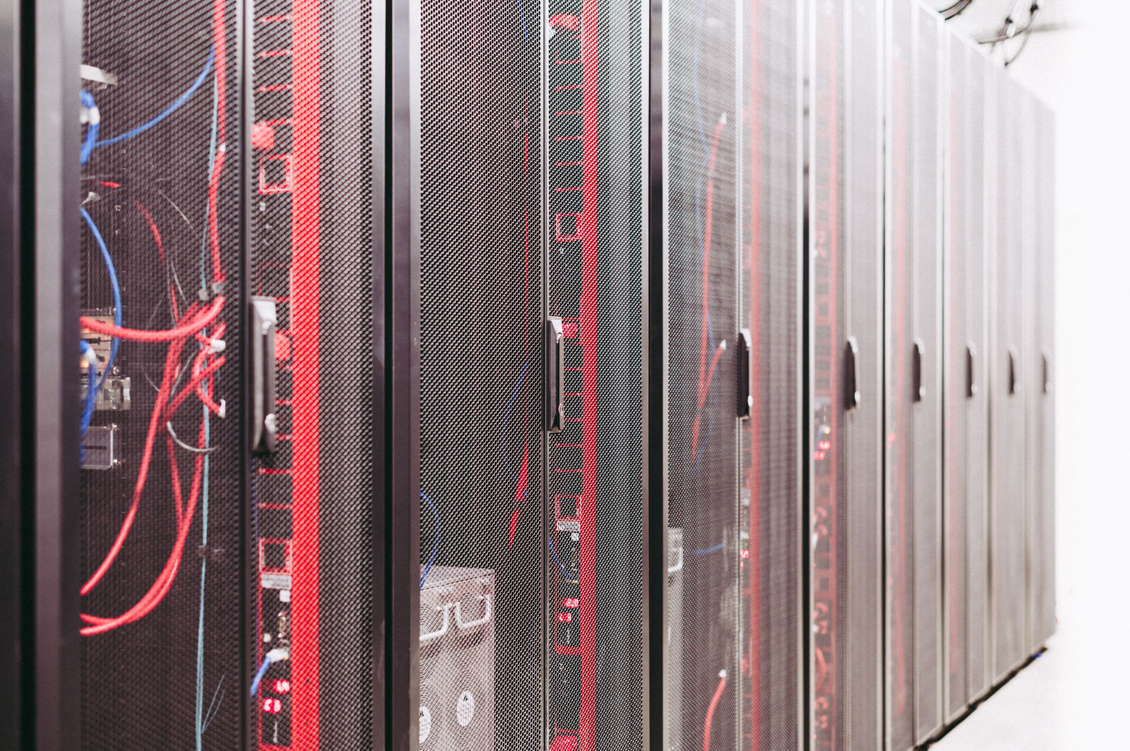 Corredor de data center com fileiras de servidores iluminados
