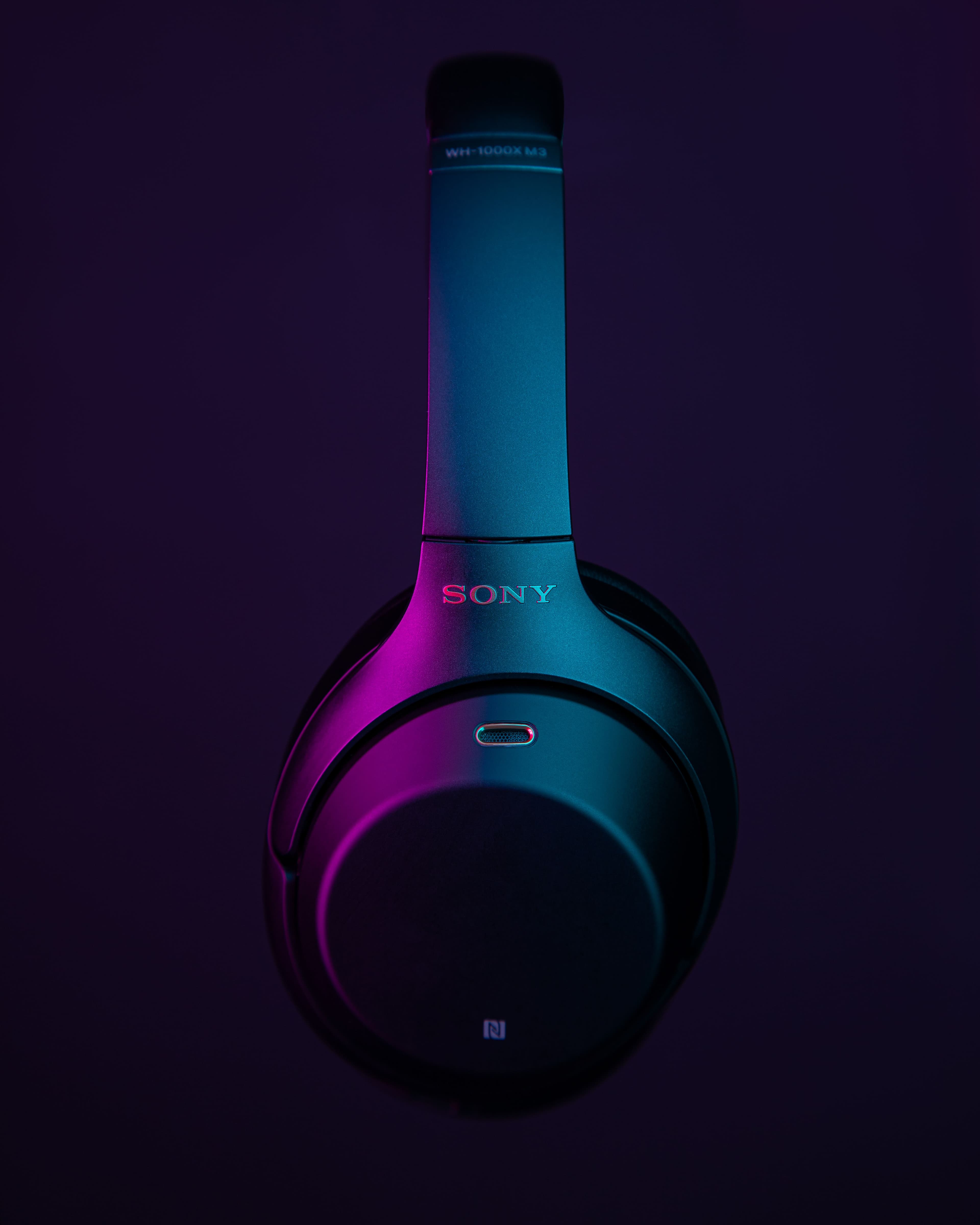 Fone de ouvido com iluminação neon representando tecnologia de áudio