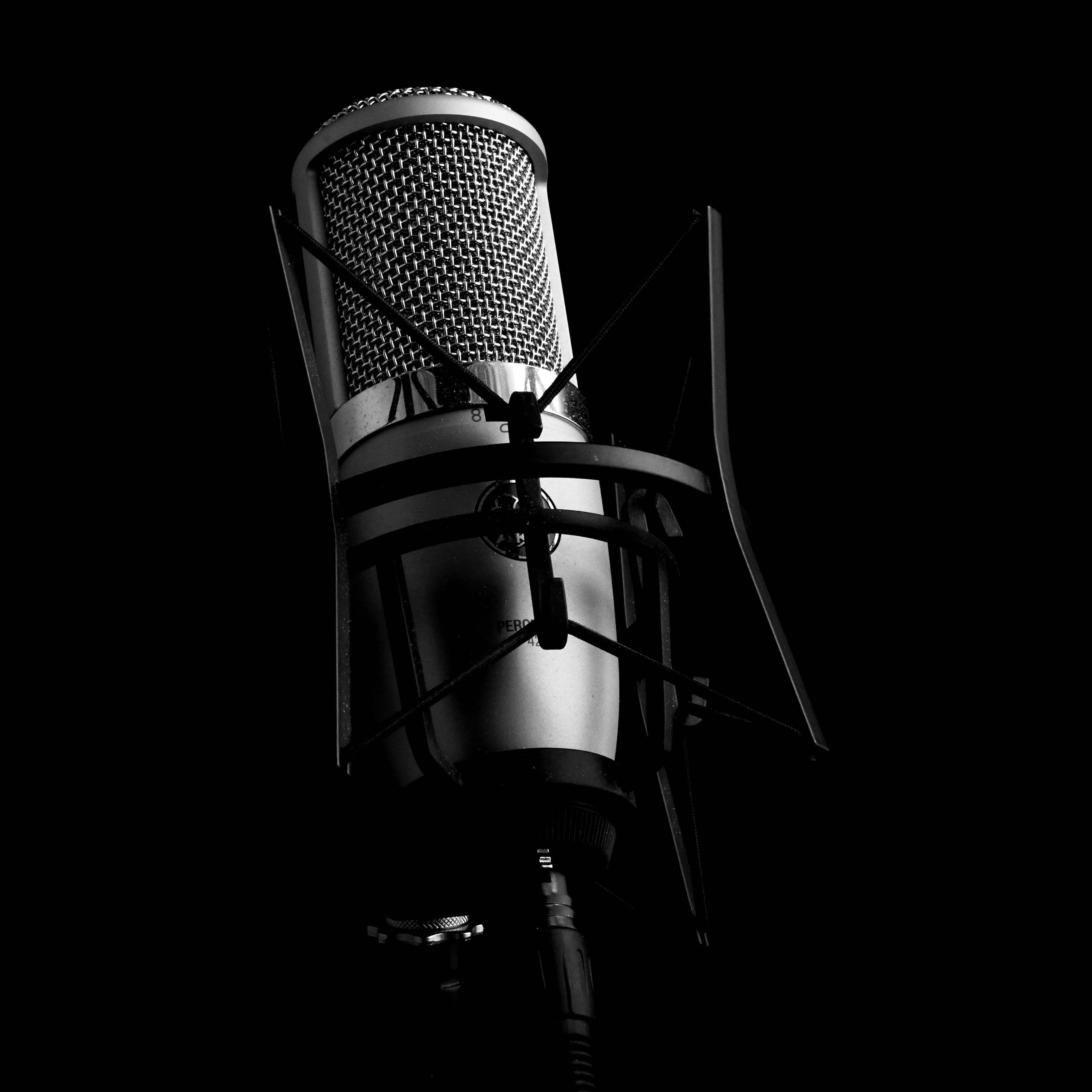 Microfone profissional em estúdio, conceito de transcrição de áudio