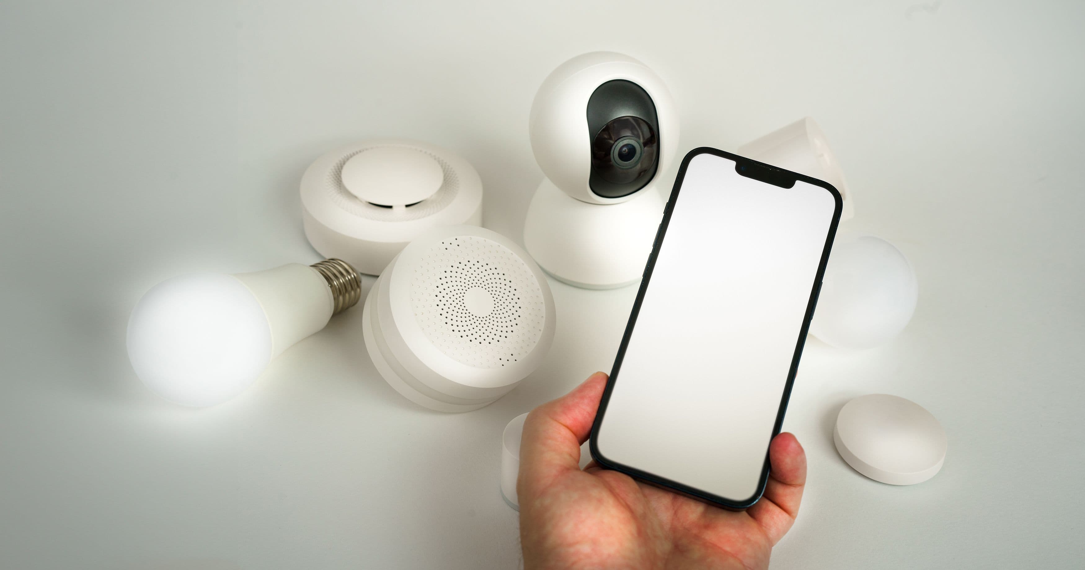 Smartphone controlando dispositivos de smart home sobre a mesa