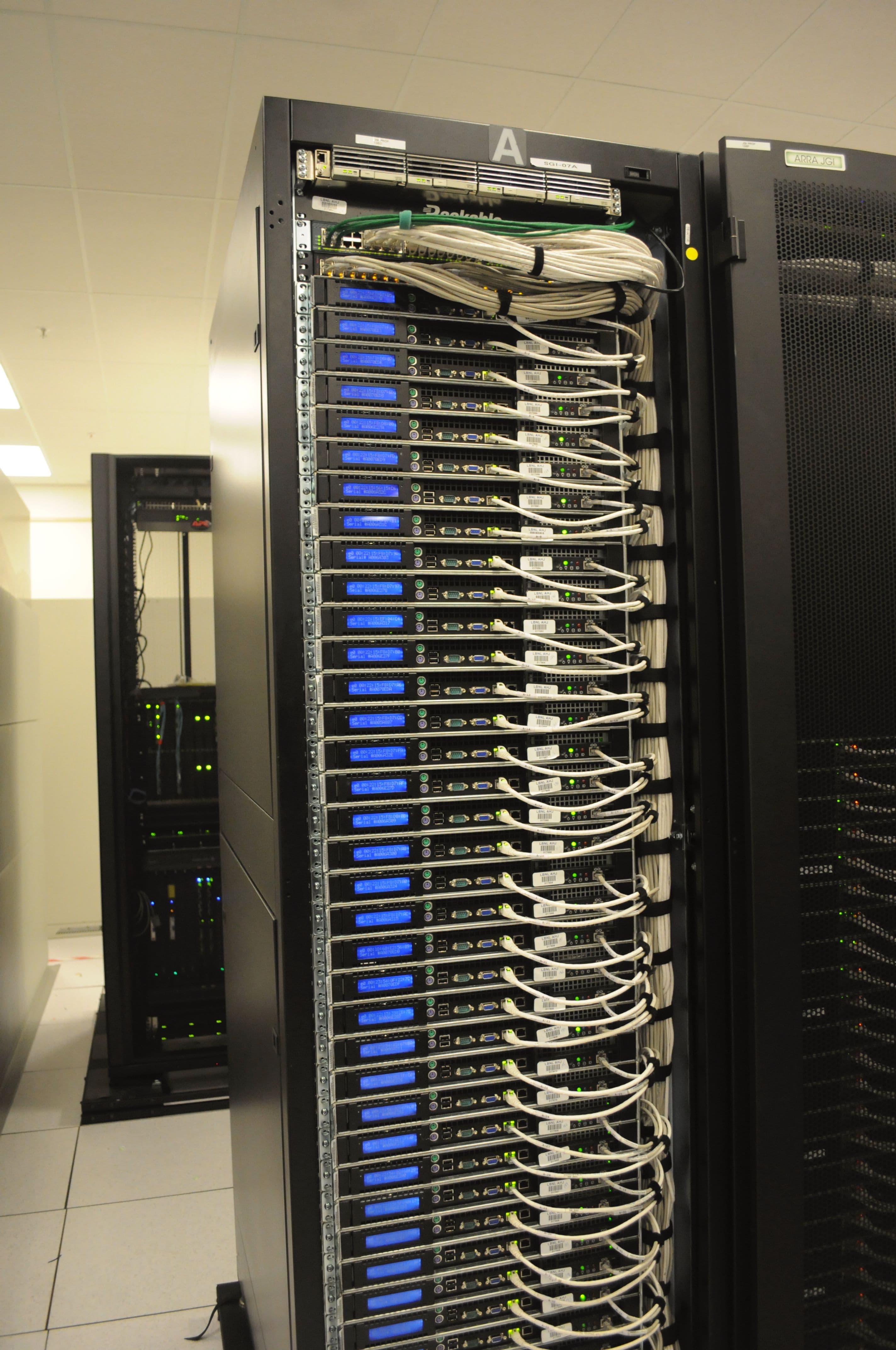 Rack de data center com servidores e cabeamento, ilustrando computação de alto desempenho