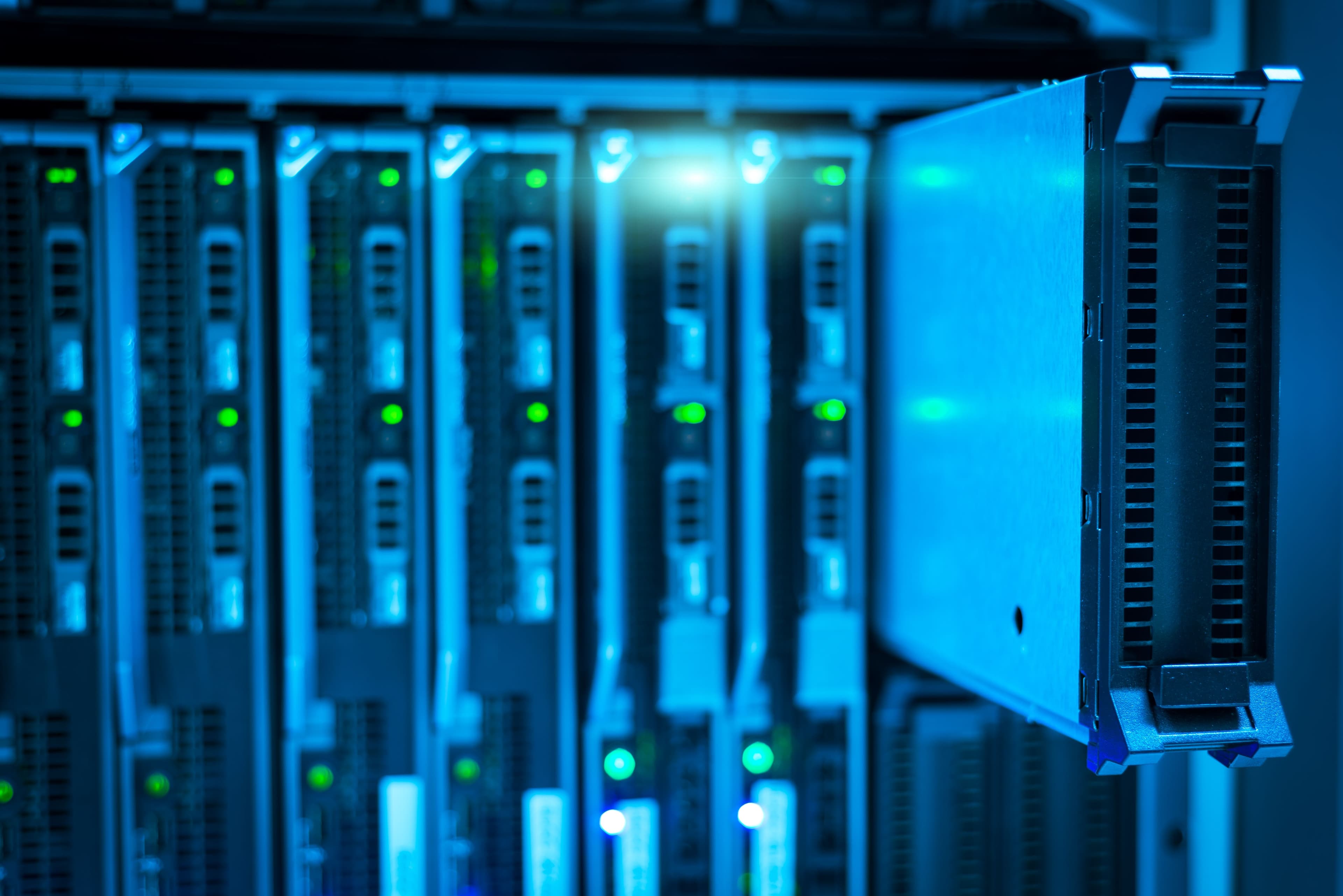 Racks de servidores iluminados em azul em um data center, ilustrando infraestrutura para IA de segurança