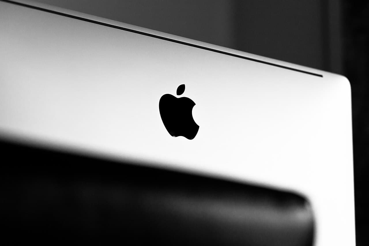 Logotipo da Apple em equipamento de hardware