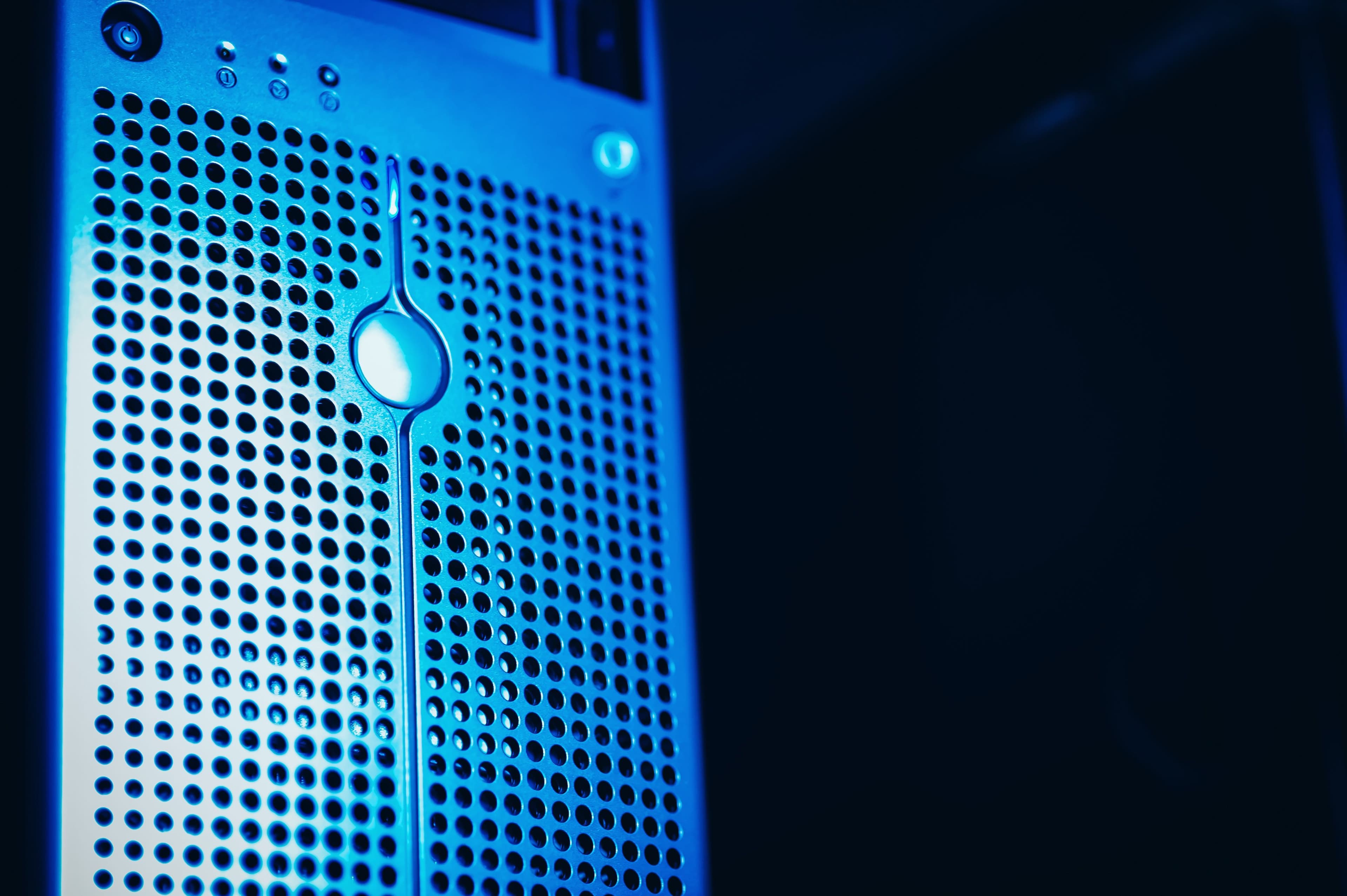 Servidor de datacenter iluminado em azul, simbolizando infraestrutura de IA