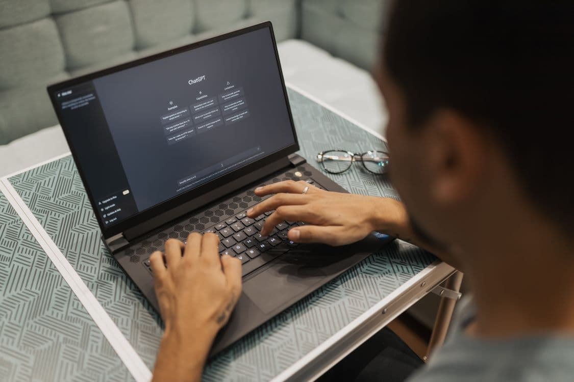 Laptop com interface de IA, simbolizando agente web Hark Handoff