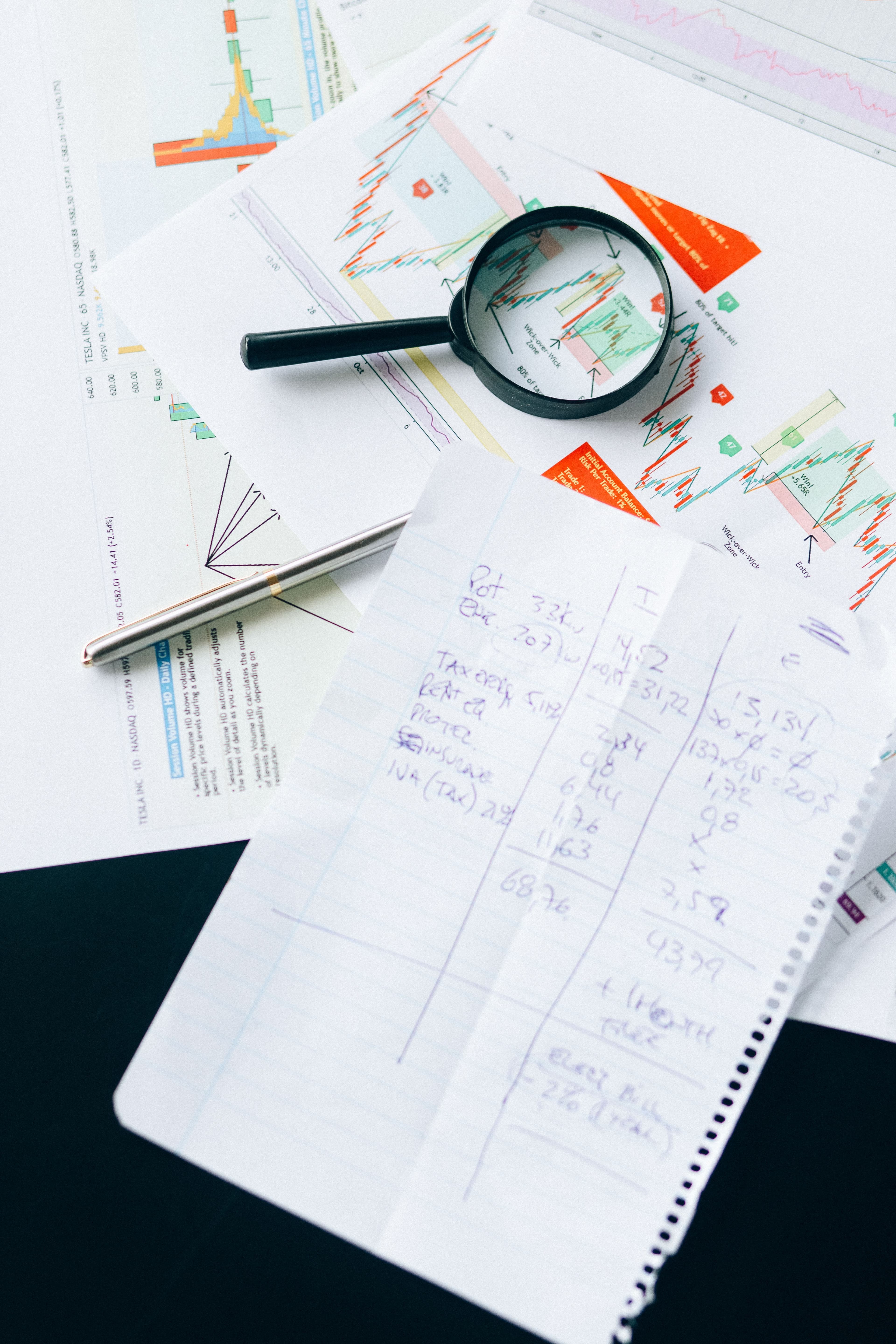 Planilhas e gráficos com lupa representando análise de dados no Excel