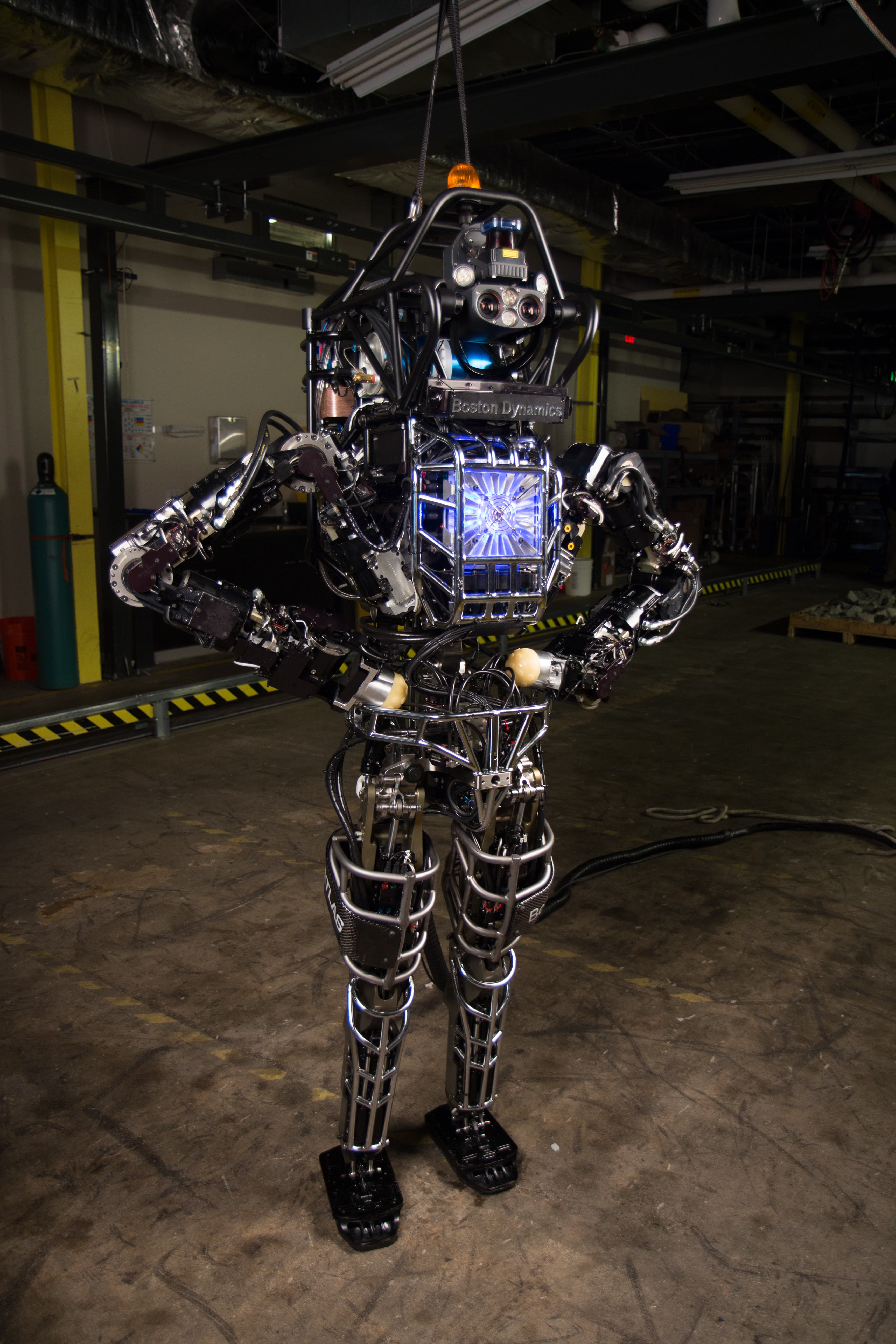 Atlas da Boston Dynamics em testes de laboratório, vista completa