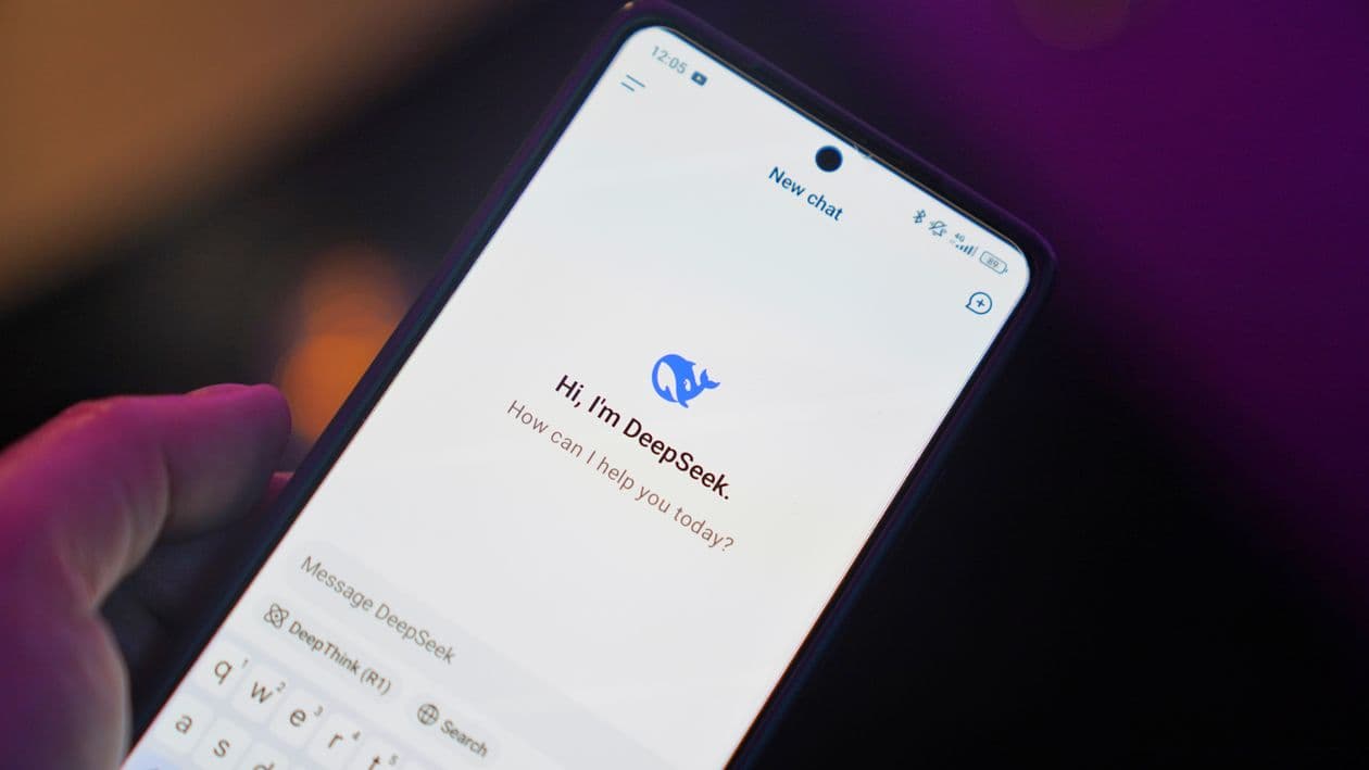 Close de smartphone exibindo interface de assistente de IA