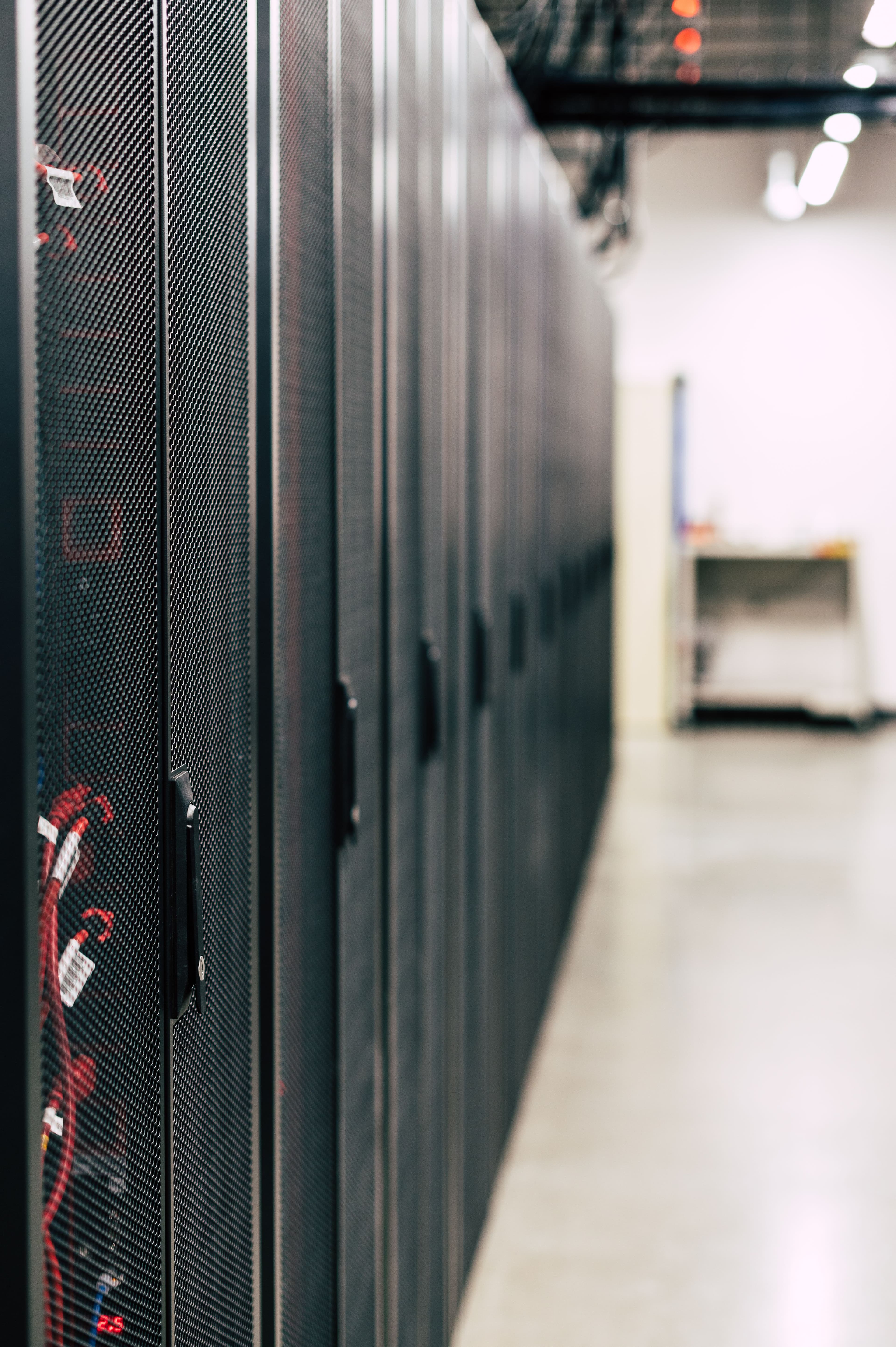 Corredor com racks de servidores em data center