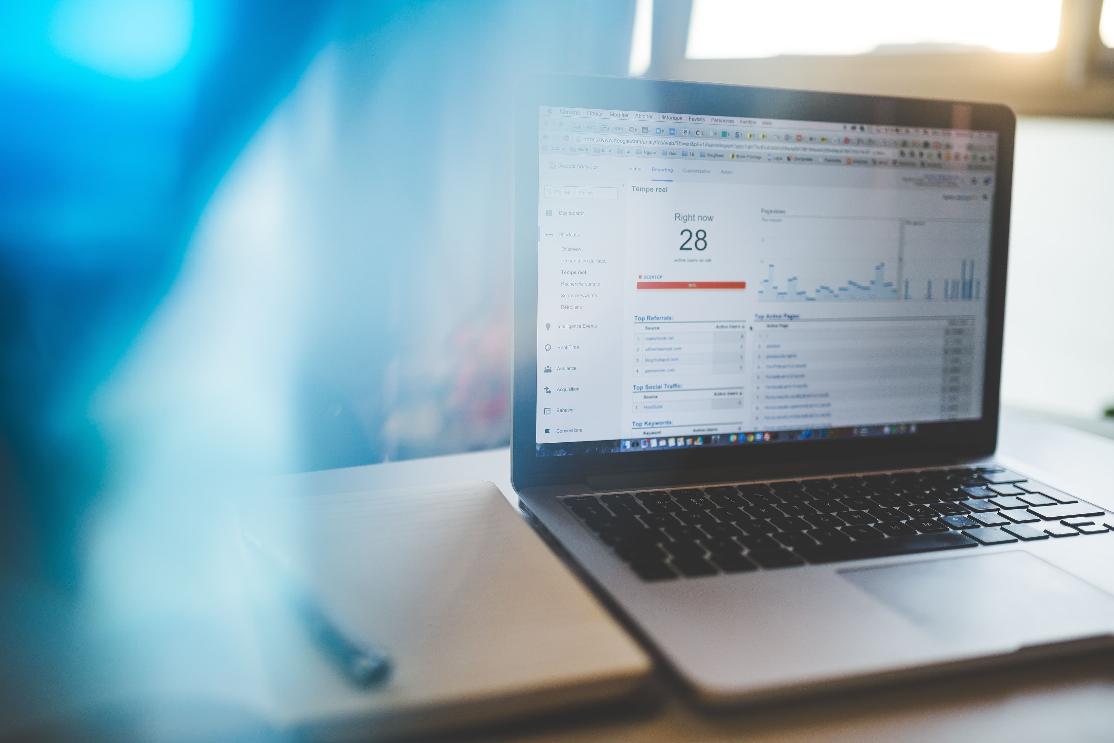Notebook exibindo painel de analytics em ambiente de trabalho