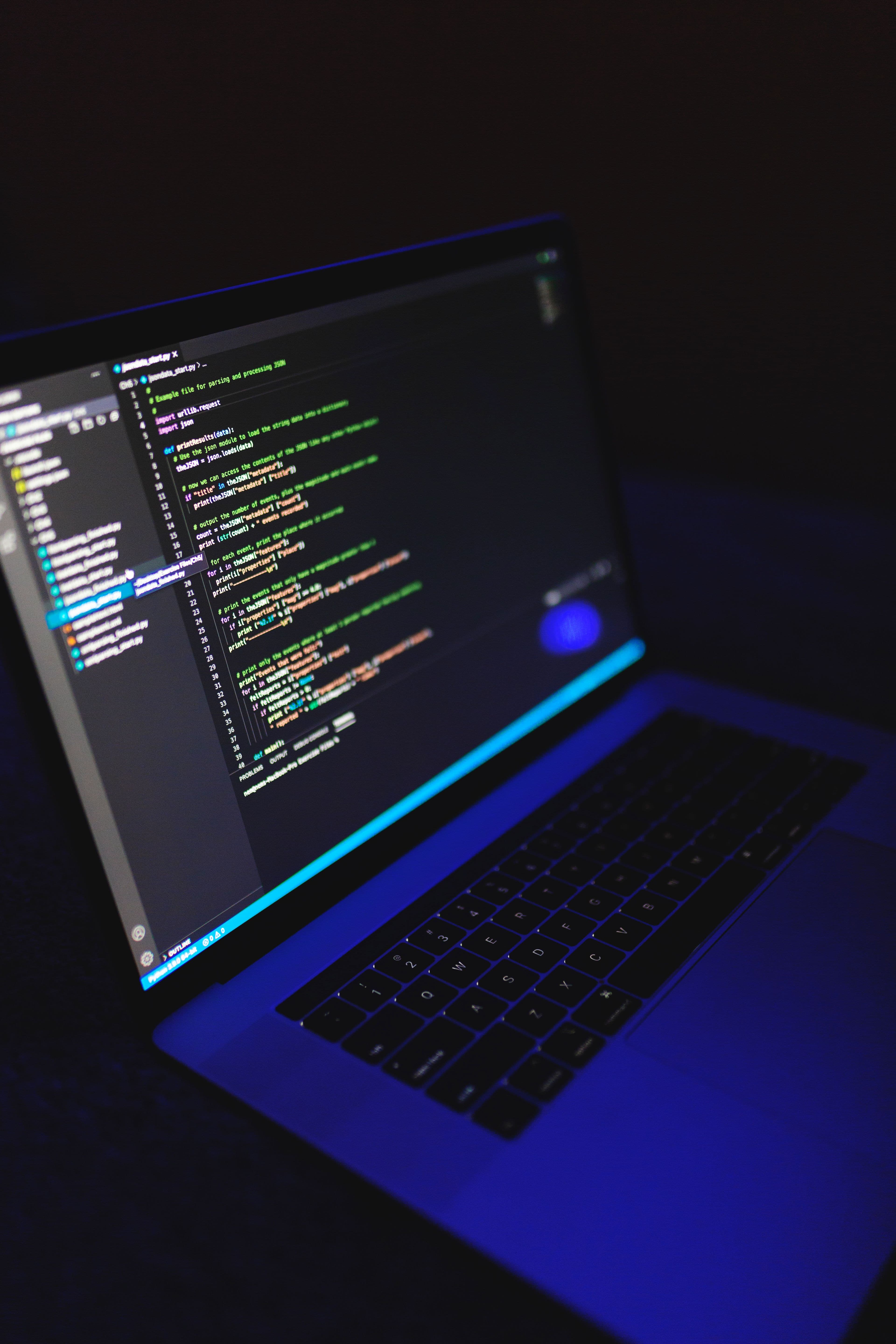 Notebook exibindo código colorido em ambiente escuro