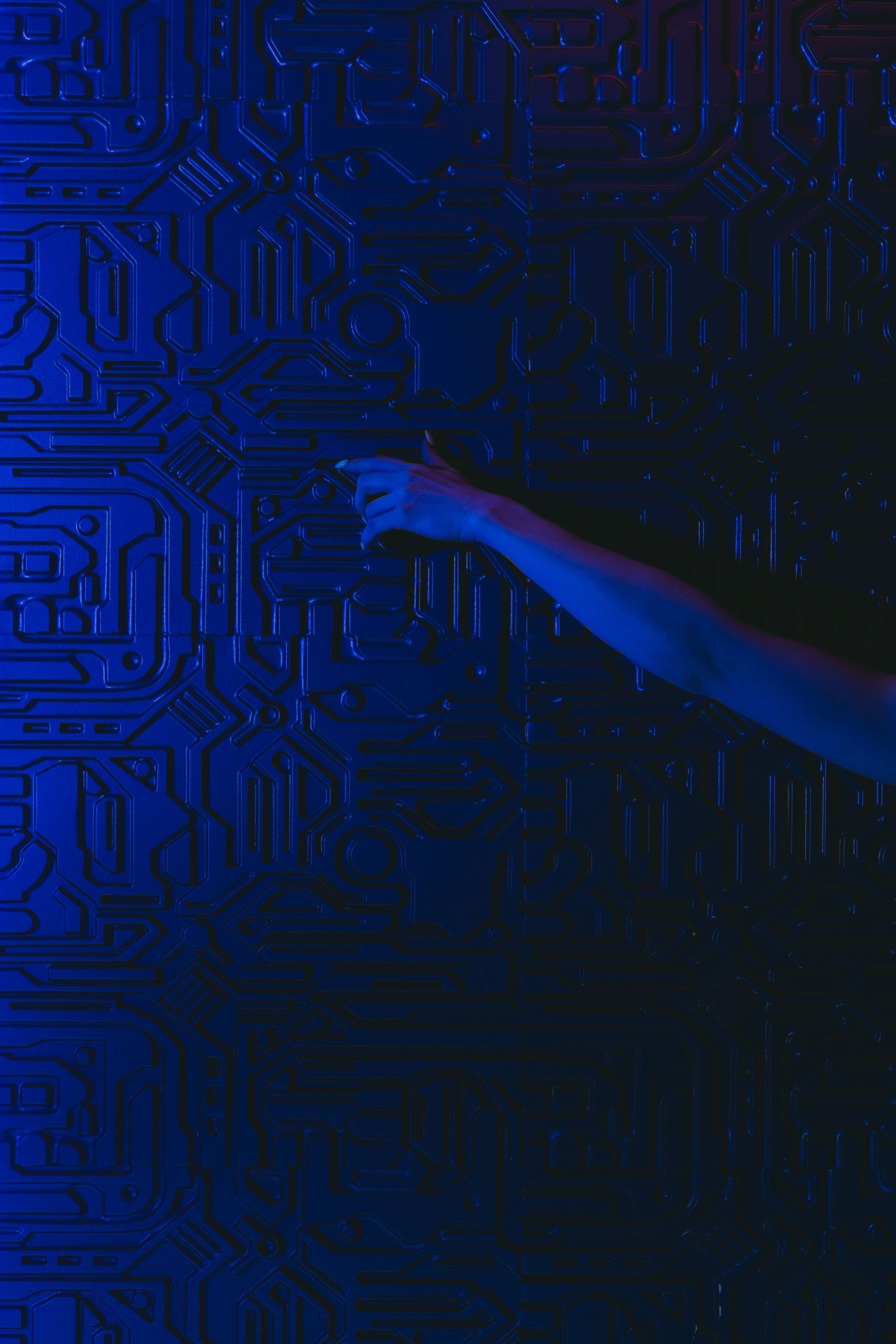 Textura iluminada em azul com padrão de circuito eletrônico, sugerindo tecnologia e IA