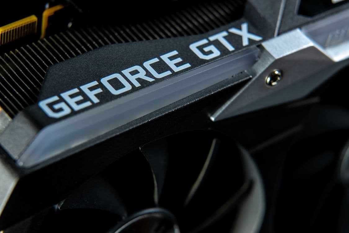 Close de uma placa gráfica moderna com ventoinhas, ideal para ilustrar execução local em GPU
