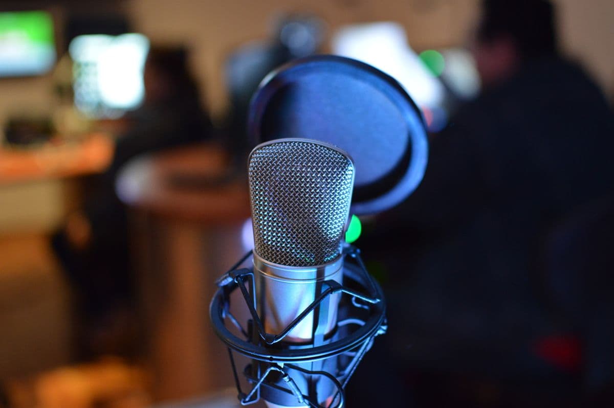 Microfone de estúdio simbolizando produção de áudio por IA