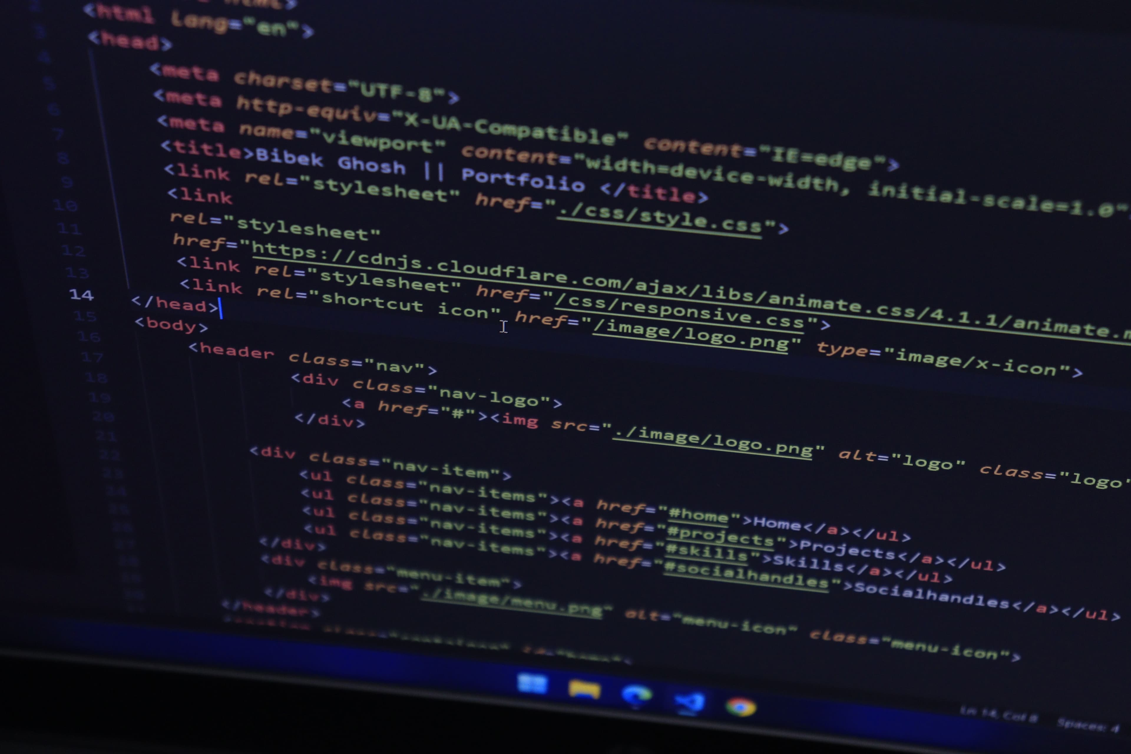 Close-up de código com HTML e CSS exibido em monitor, tema tecnologia