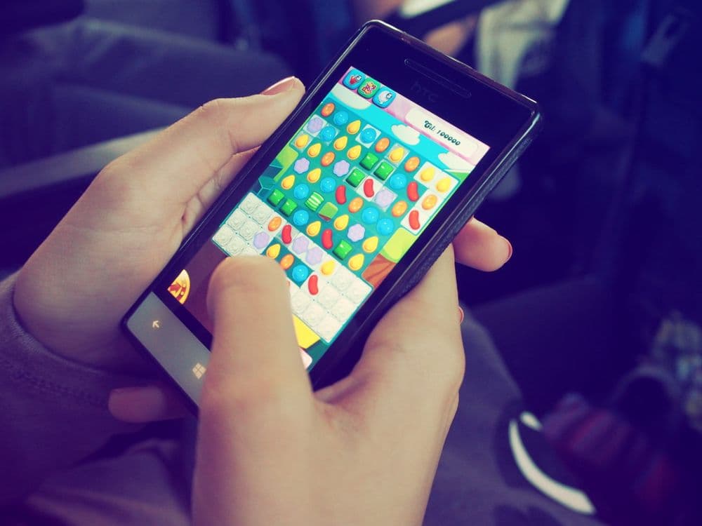 Tela de smartphone exibindo código Python, simbolizando criação com IA no Pocket