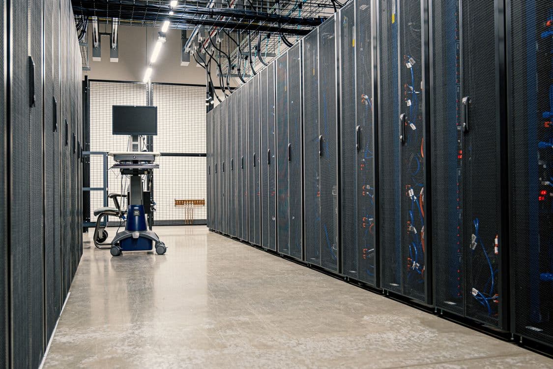 Corredor de data center com racks de servidores