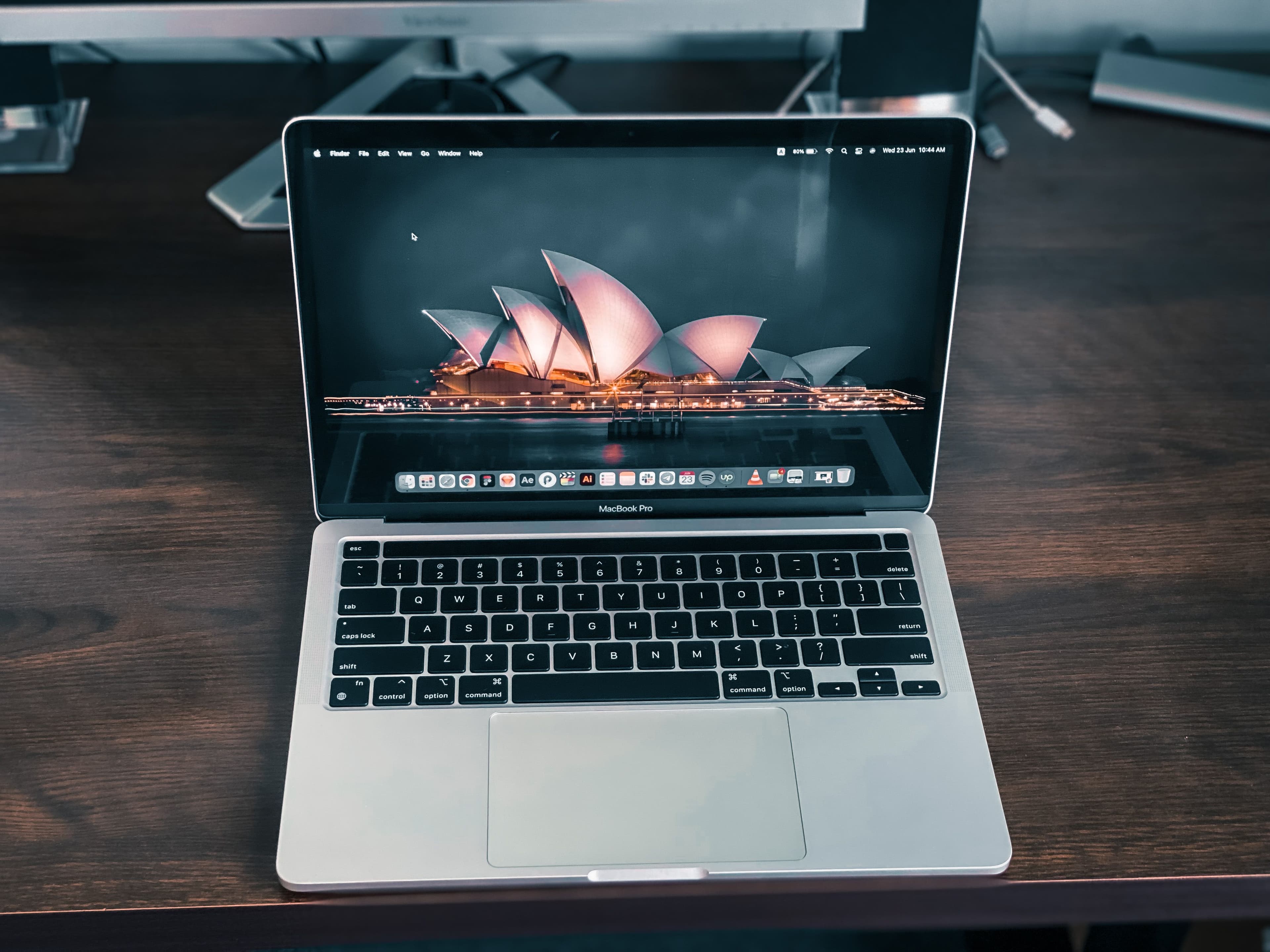 MacBook em mesa com foco na tela, ilustrando produtividade no macOS