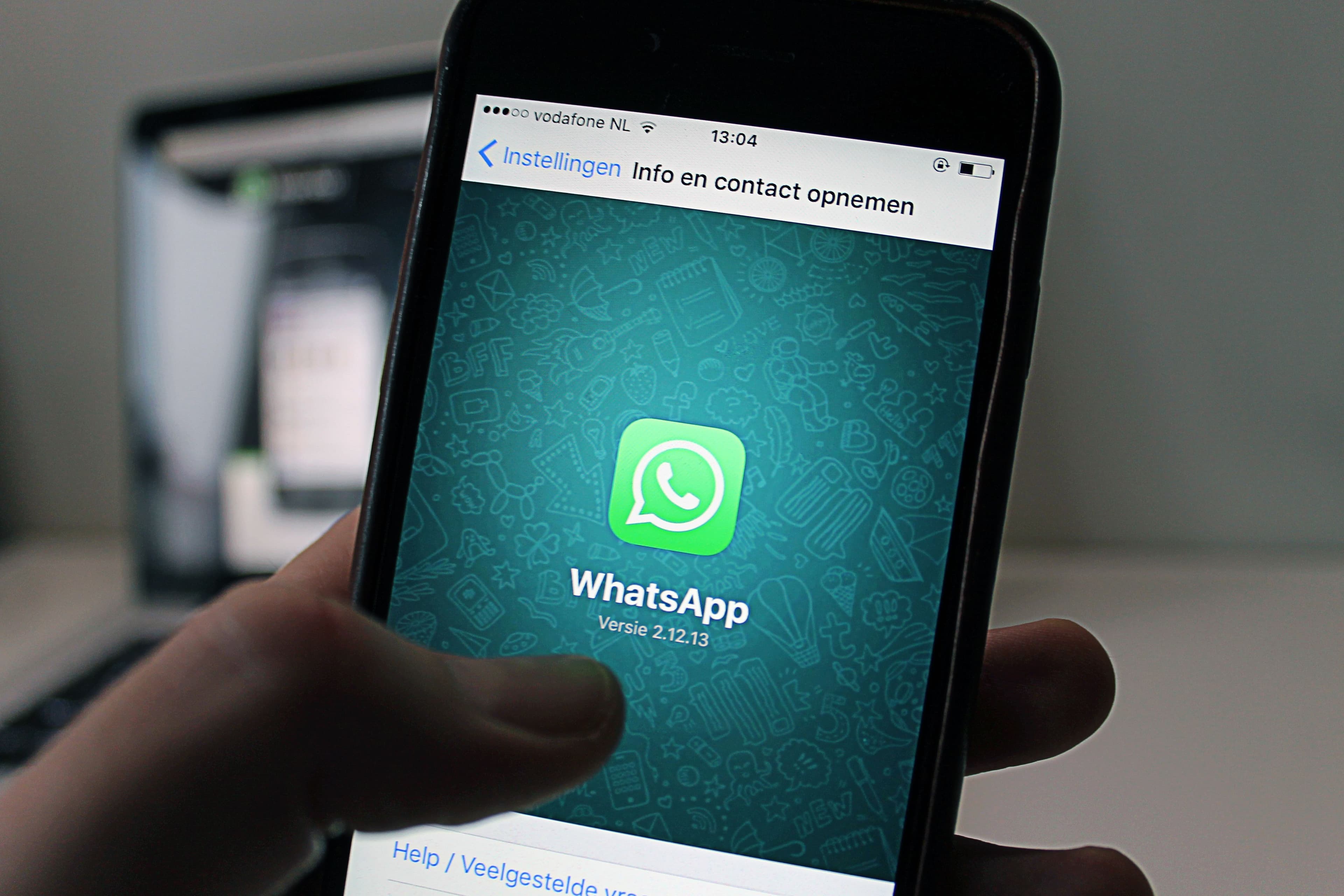 Tela do app WhatsApp em um smartphone, representando uso de agentes