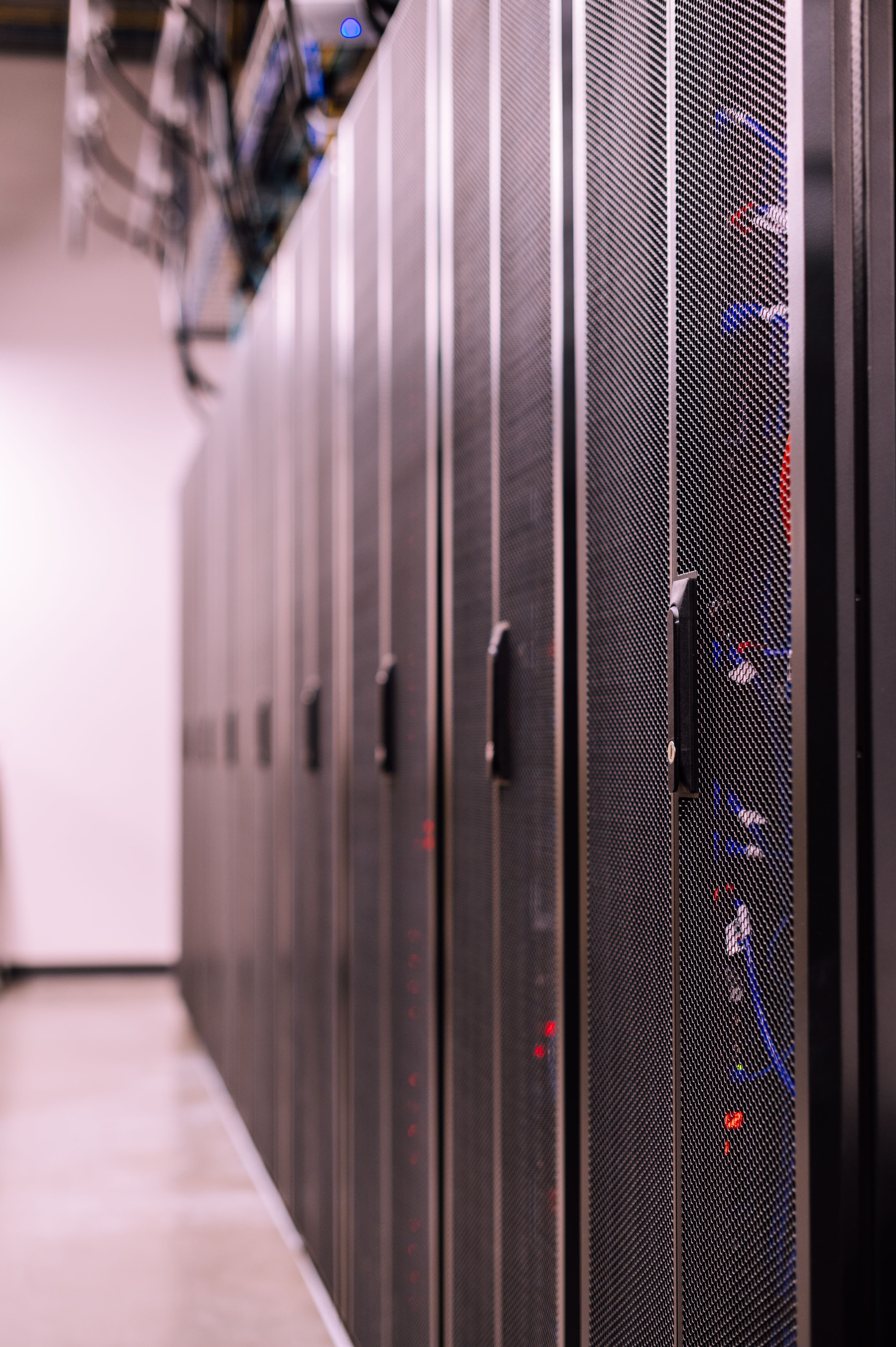 Corredor de data center com racks de servidores