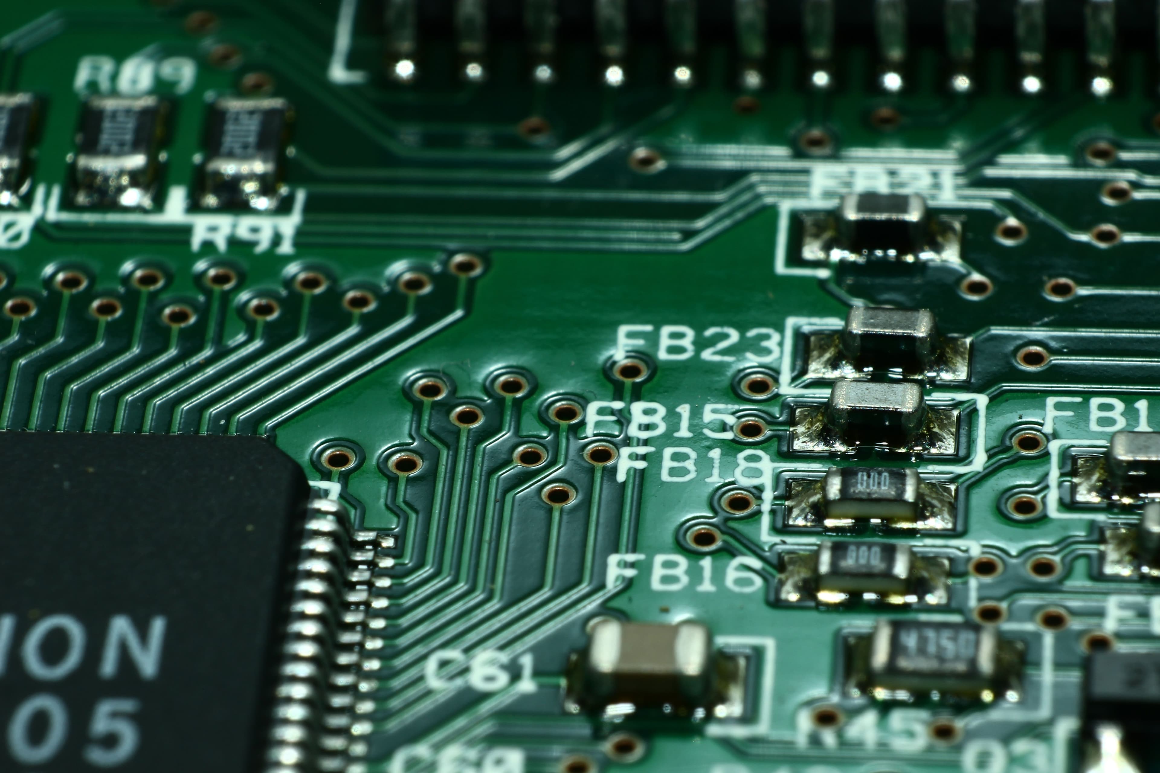 Detalhe de placa de circuito, referência a chip de IA para inferência