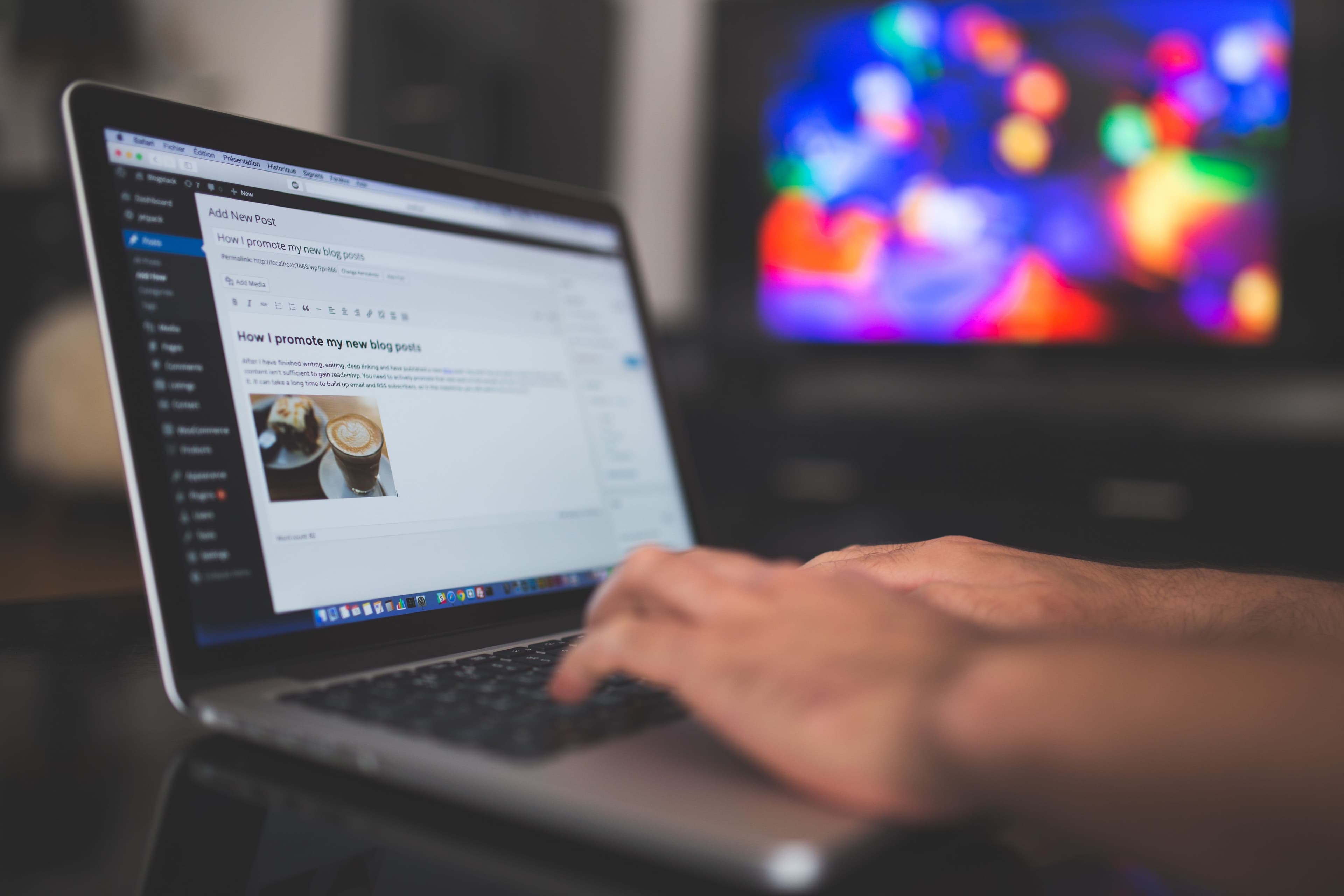 Mãos digitando em um laptop, simbolizando tarefas web automatizadas pelo Claude Cowork